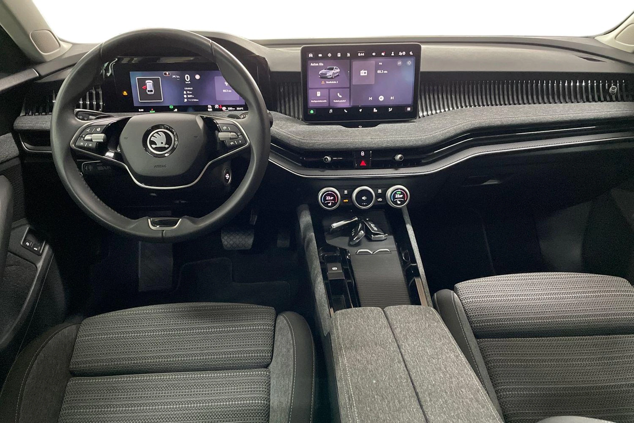 keltainen Skoda Superb 2024 kuva 9.