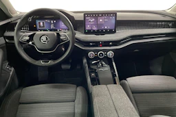 keltainen Skoda Superb 2024 kuva 9.