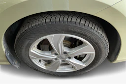 keltainen Skoda Superb 2024 kuva 12.