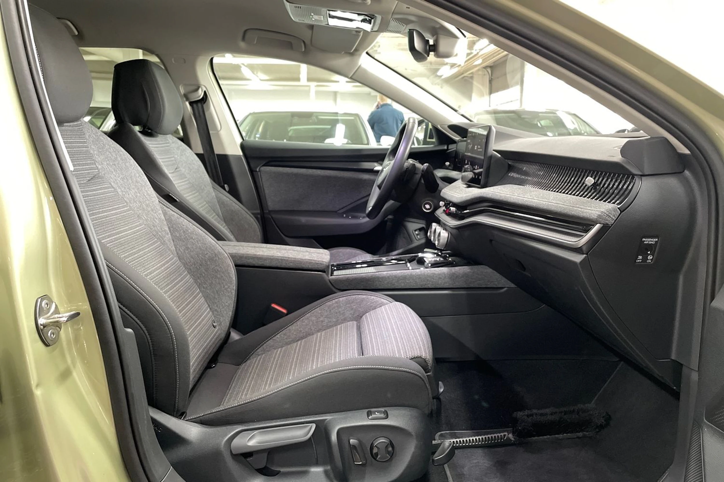 keltainen Skoda Superb 2024 kuva 15.