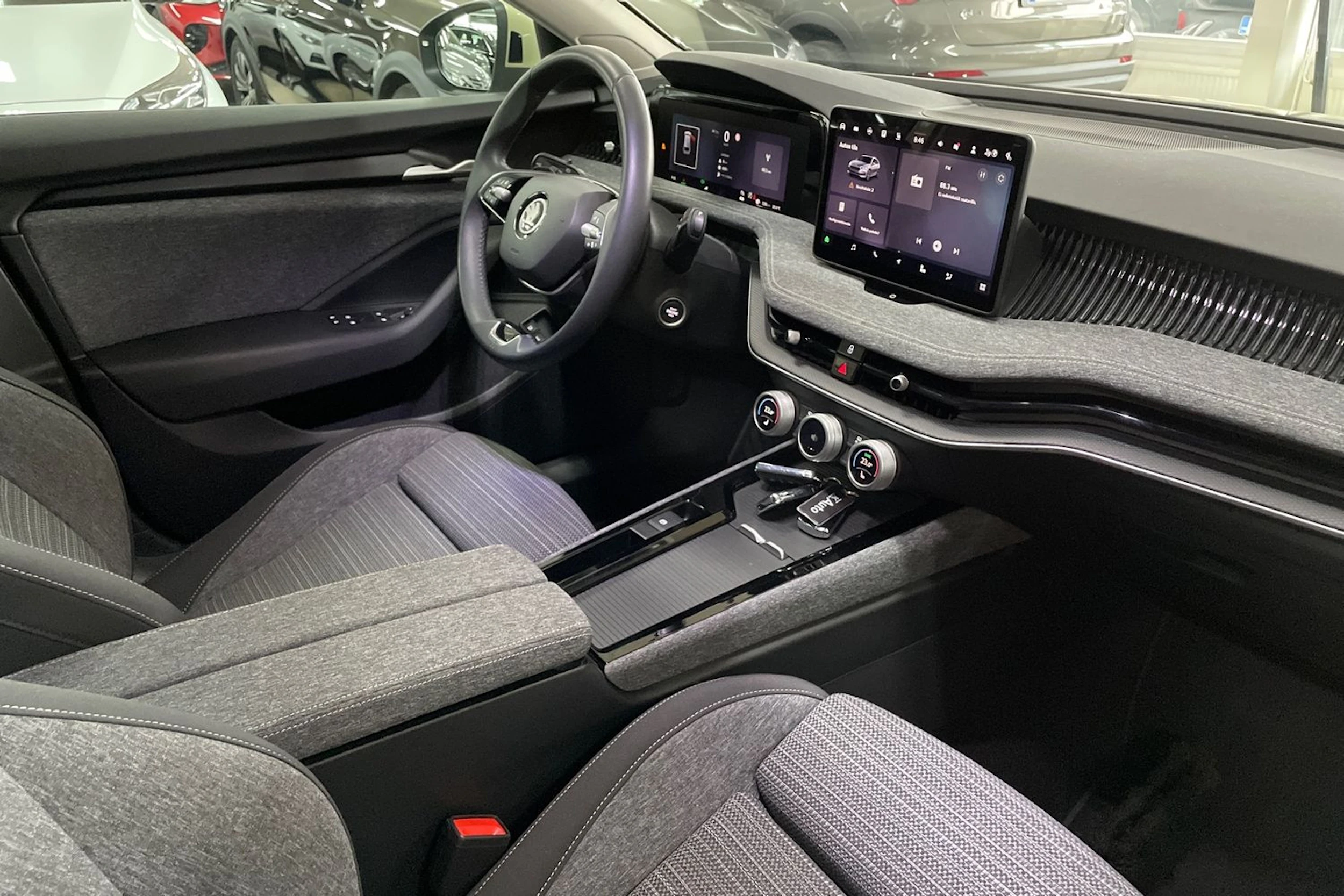 keltainen Skoda Superb 2024 kuva 16.