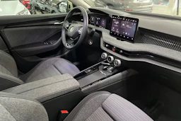 keltainen Skoda Superb 2024 kuva 16.