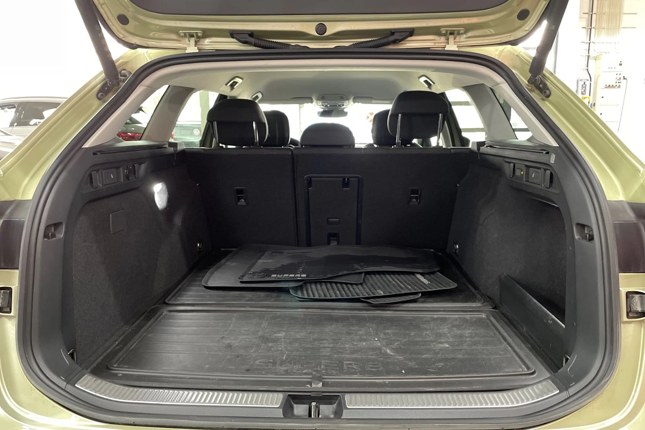 keltainen Skoda Superb 2024 kuva 17.