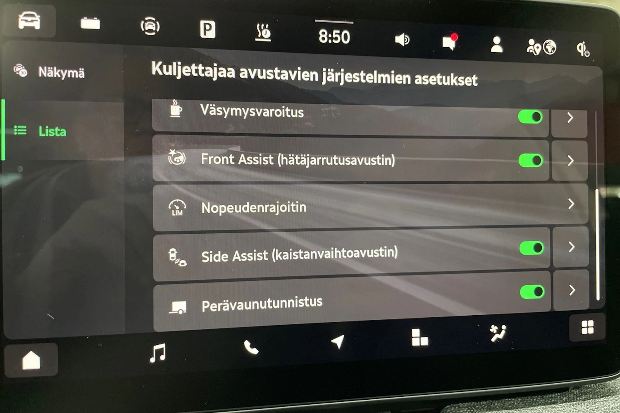 keltainen Skoda Superb 2024 kuva 26.