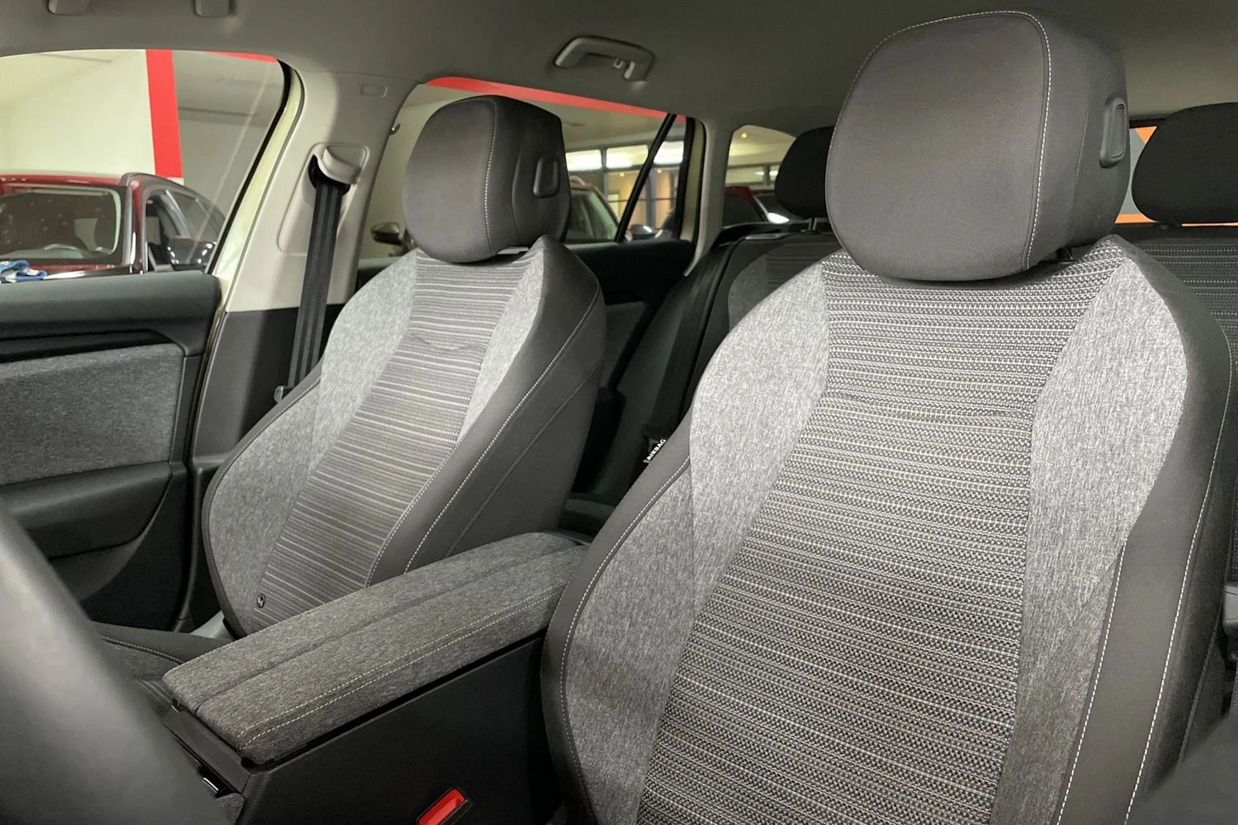 keltainen Skoda Superb 2024 kuva 32.