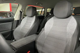 keltainen Skoda Superb 2024 kuva 32.