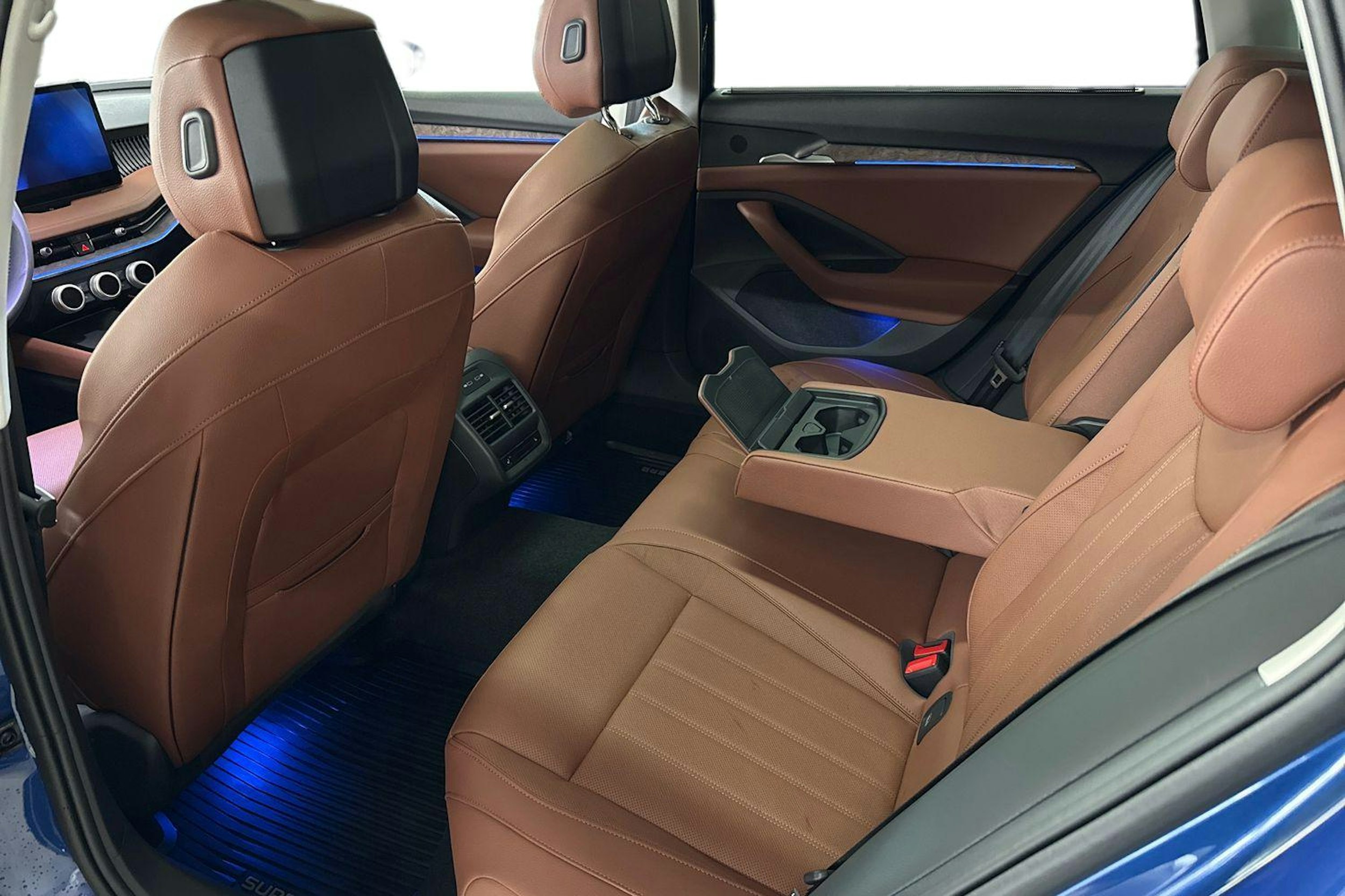 sininen Skoda Superb 2024 kuva 10.