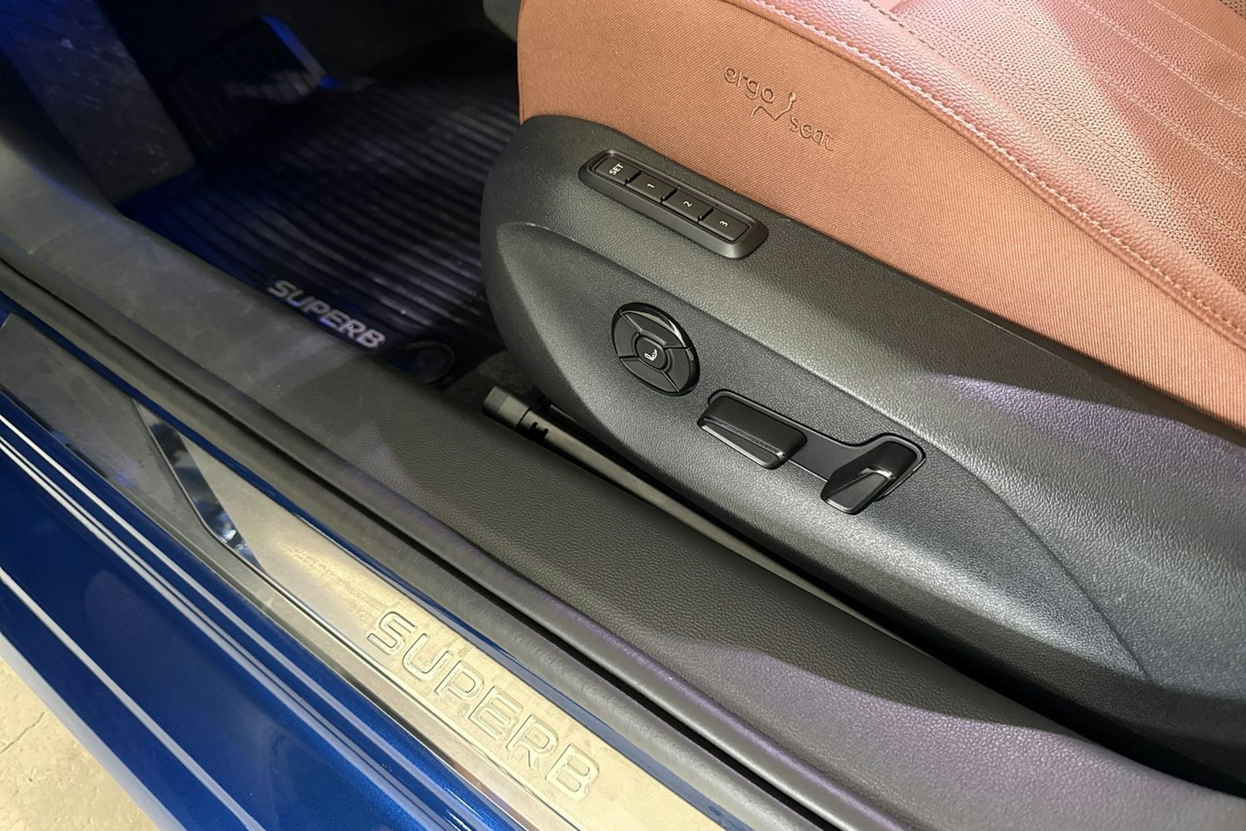 sininen Skoda Superb 2024 kuva 19.