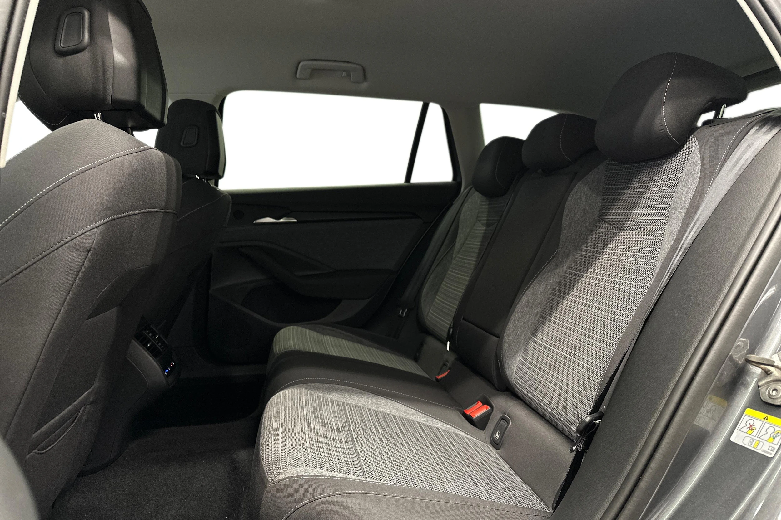 harmaa Skoda Superb 2025 kuva 8.