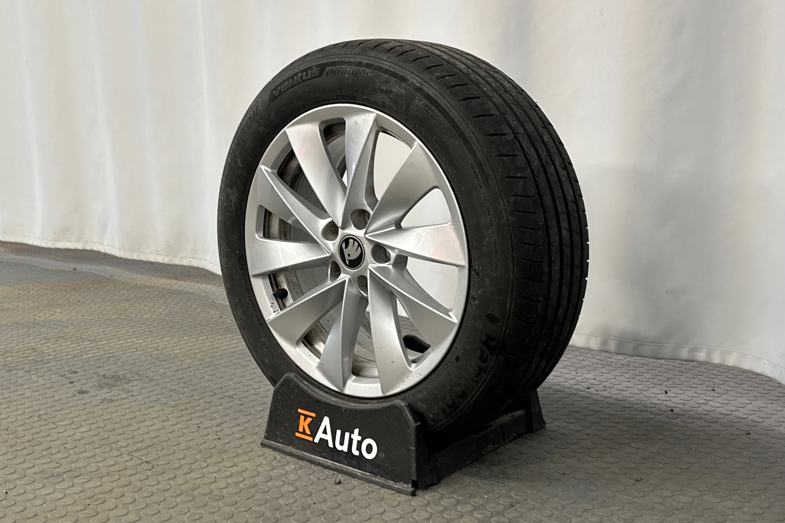 harmaa Skoda Superb 2025 kuva 10.