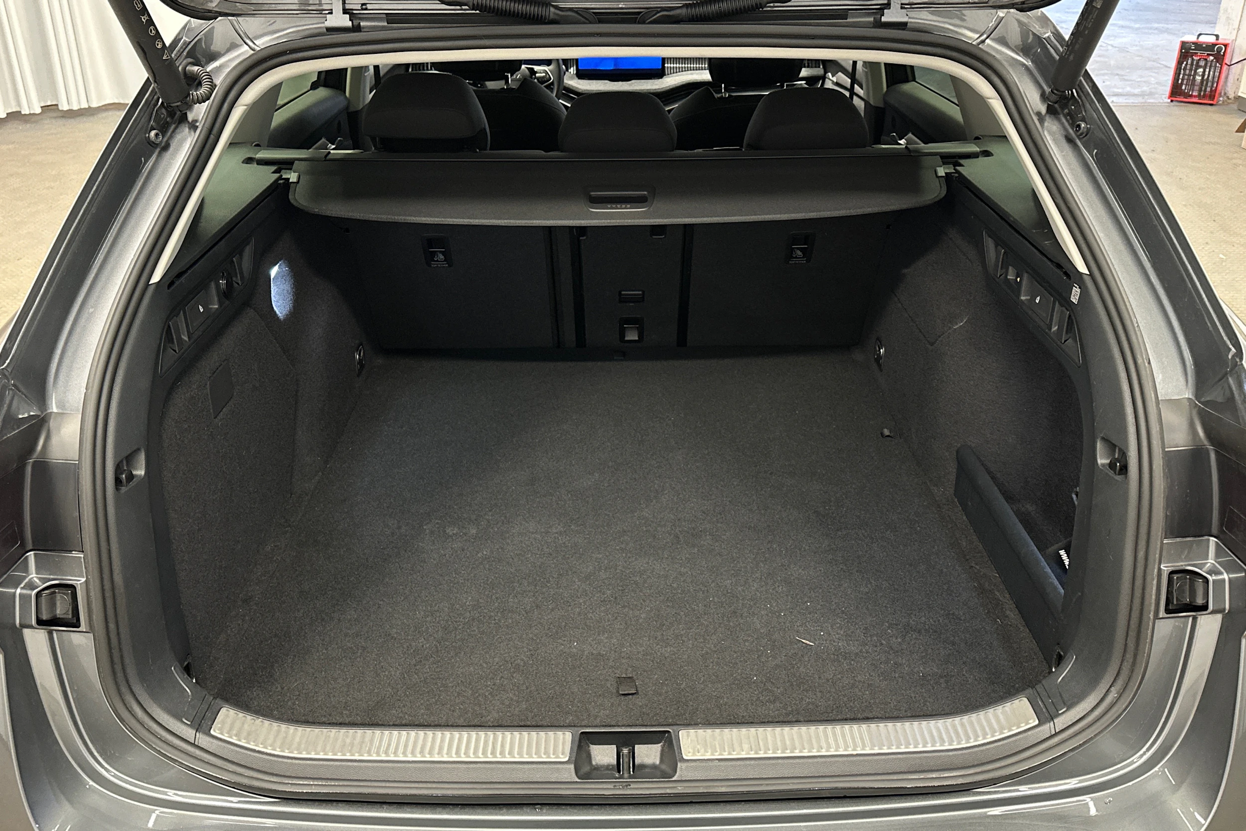 harmaa Skoda Superb 2025 kuva 11.