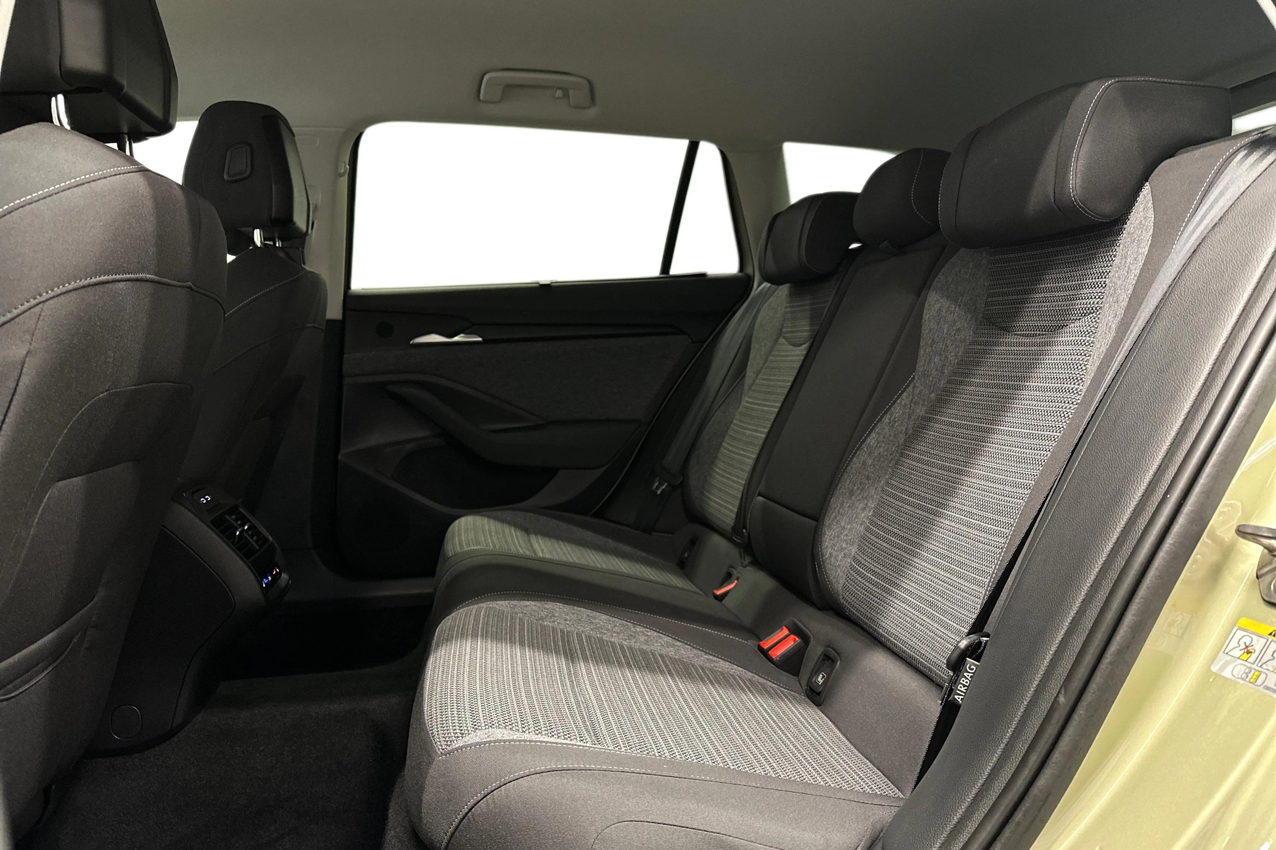 keltainen Skoda Superb 2025 kuva 8.