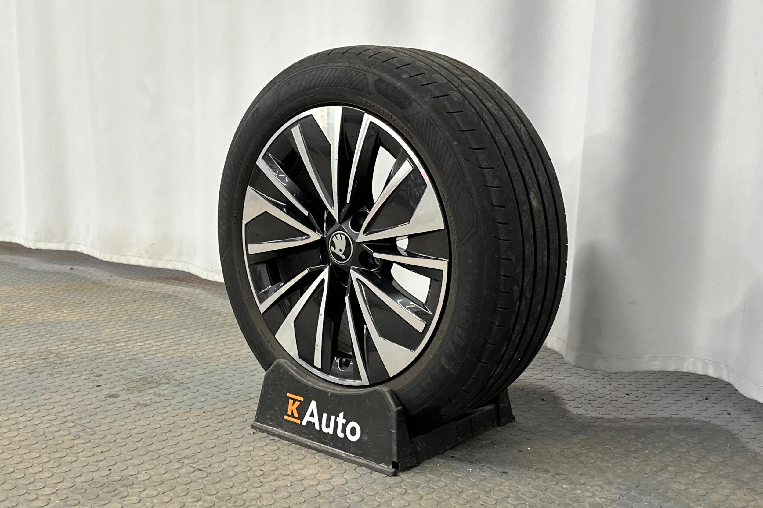 keltainen Skoda Superb 2025 kuva 10.