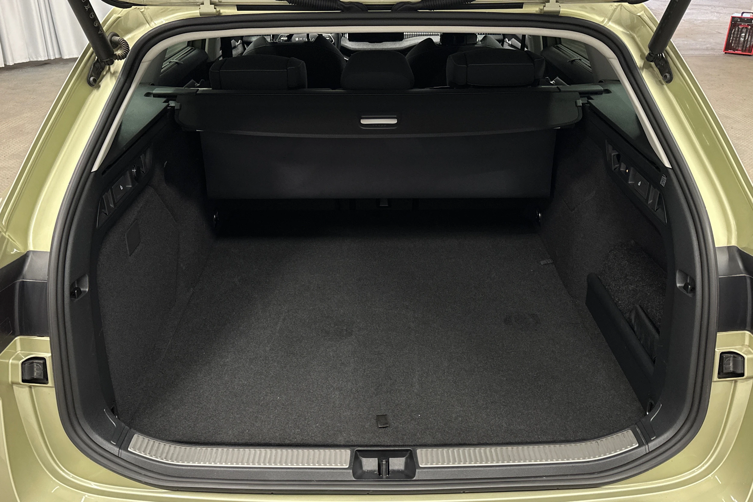 keltainen Skoda Superb 2025 kuva 11.