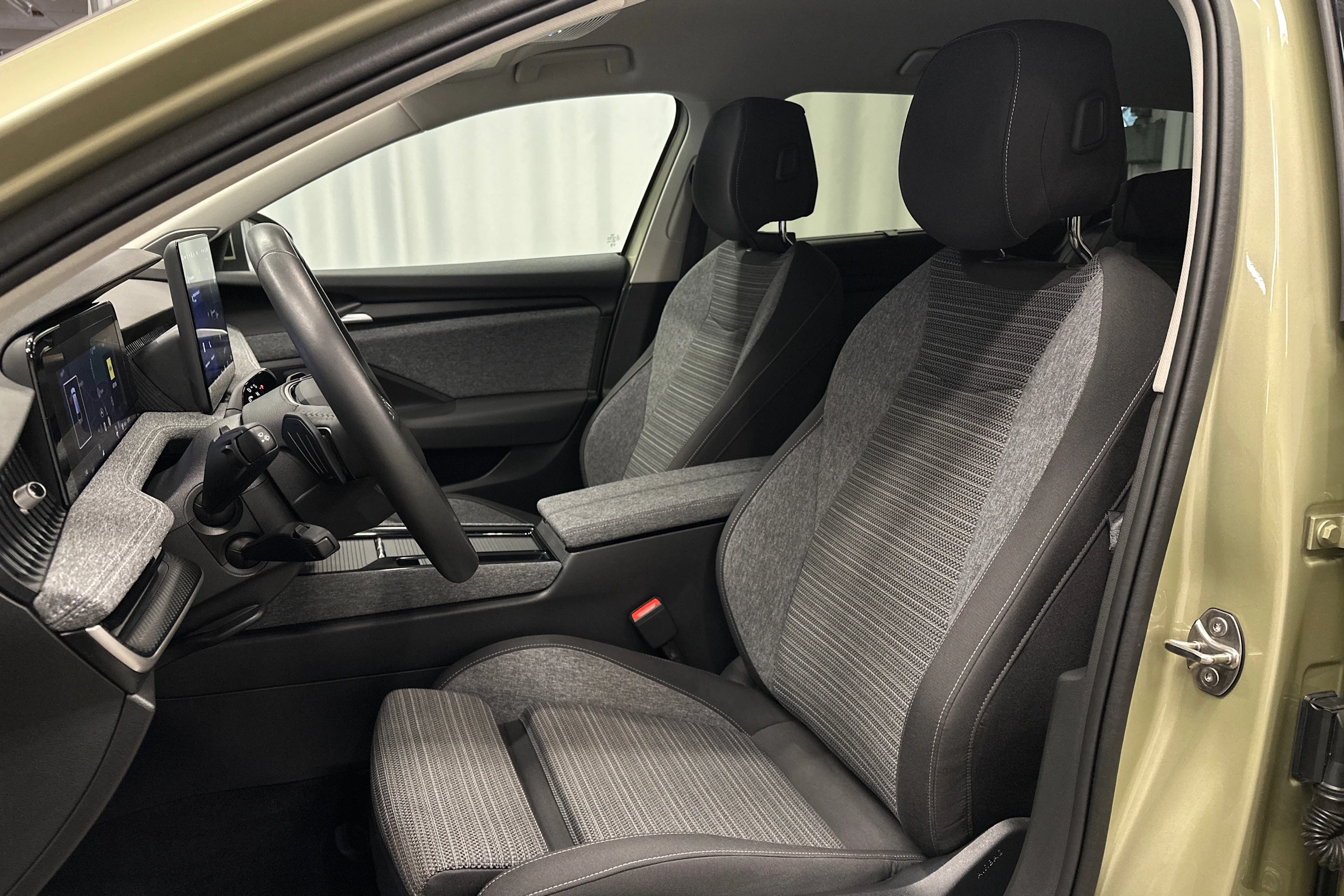 keltainen Skoda Superb 2025 kuva 16.