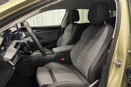 keltainen Skoda Superb 2025 kuva 16.