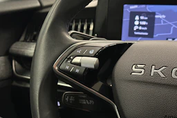 keltainen Skoda Superb 2025 kuva 18.