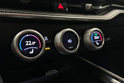 keltainen Skoda Superb 2025 kuva 28.