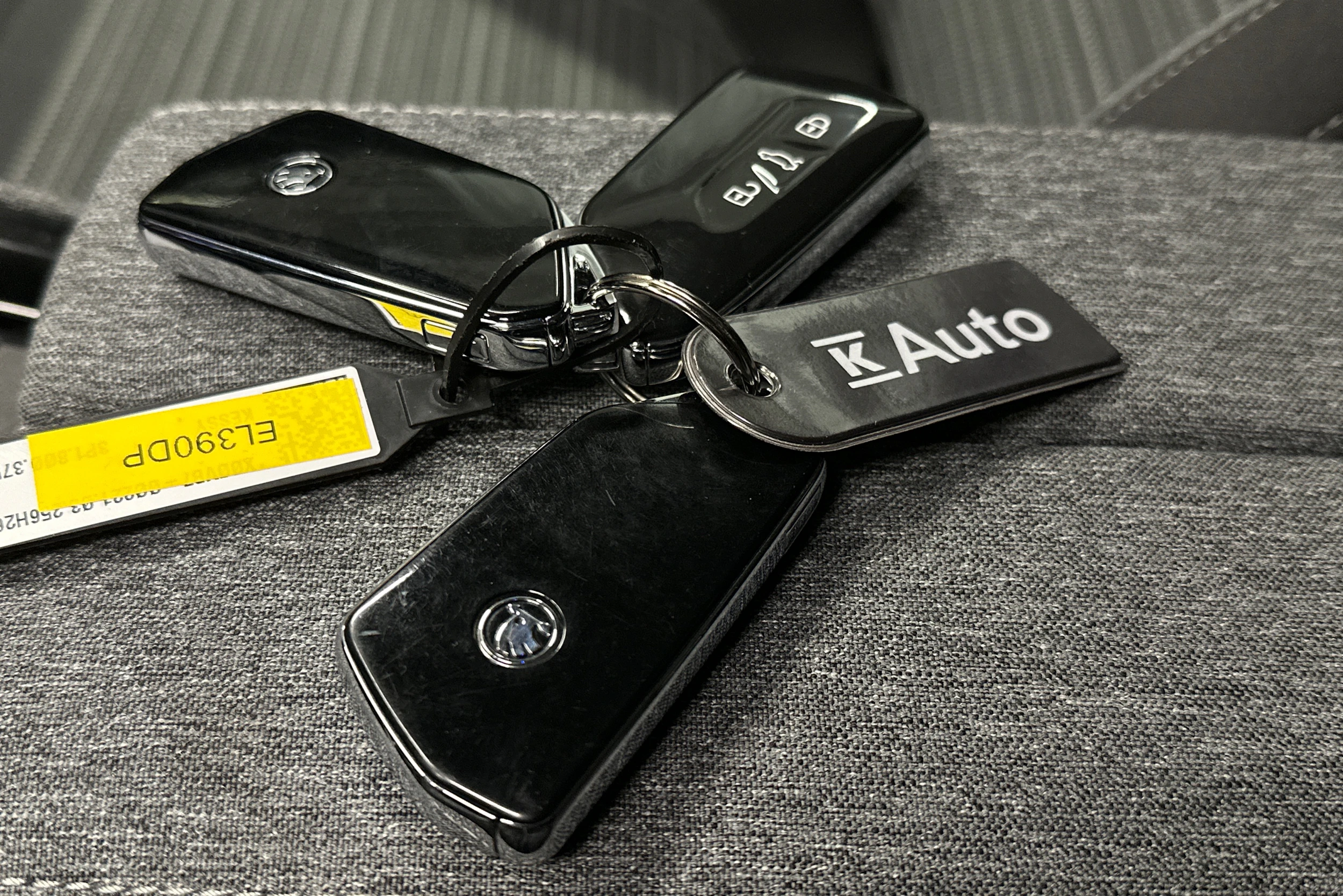 keltainen Skoda Superb 2025 kuva 32.