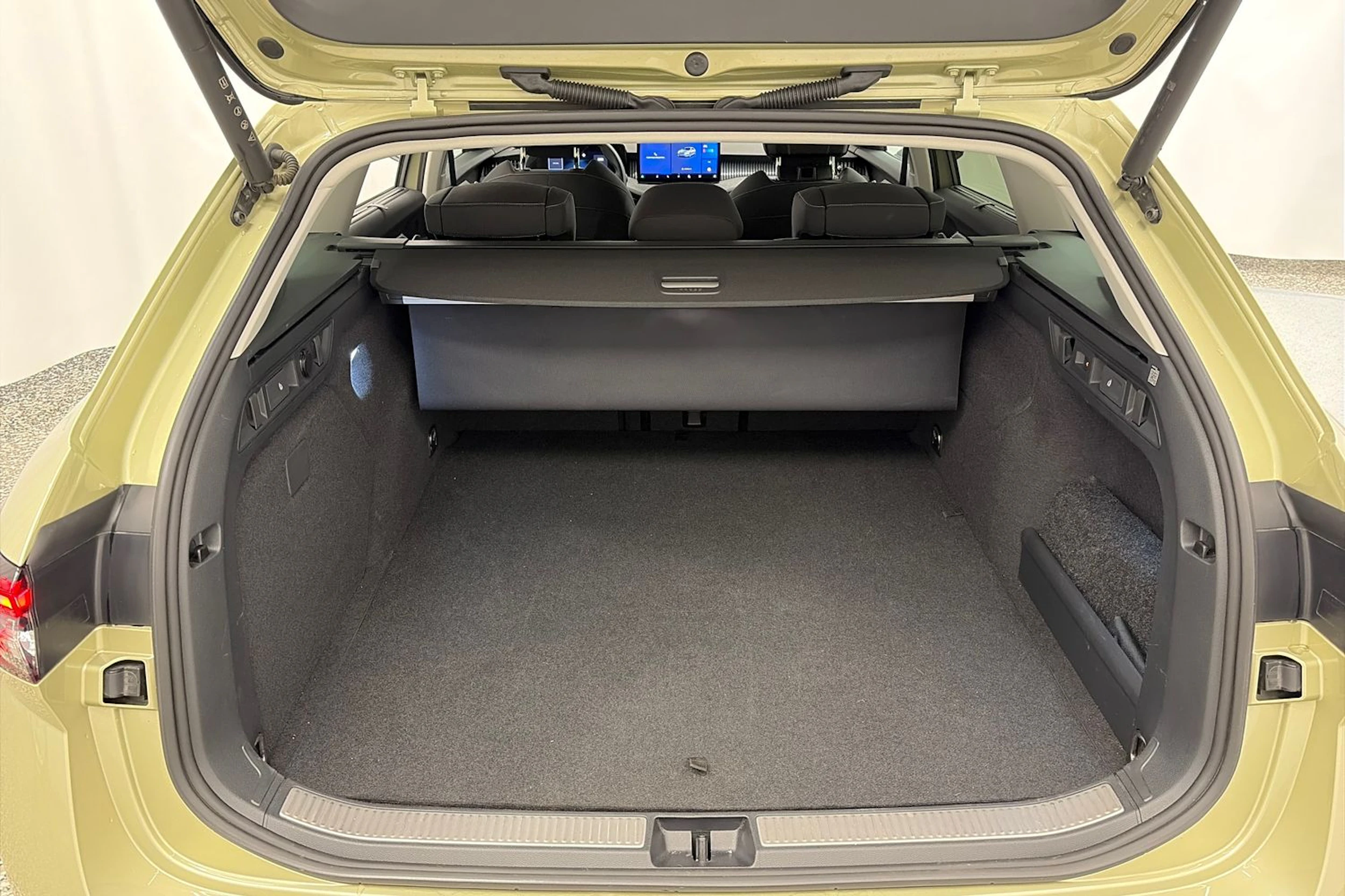 beige Skoda Superb 2025 kuva 11.