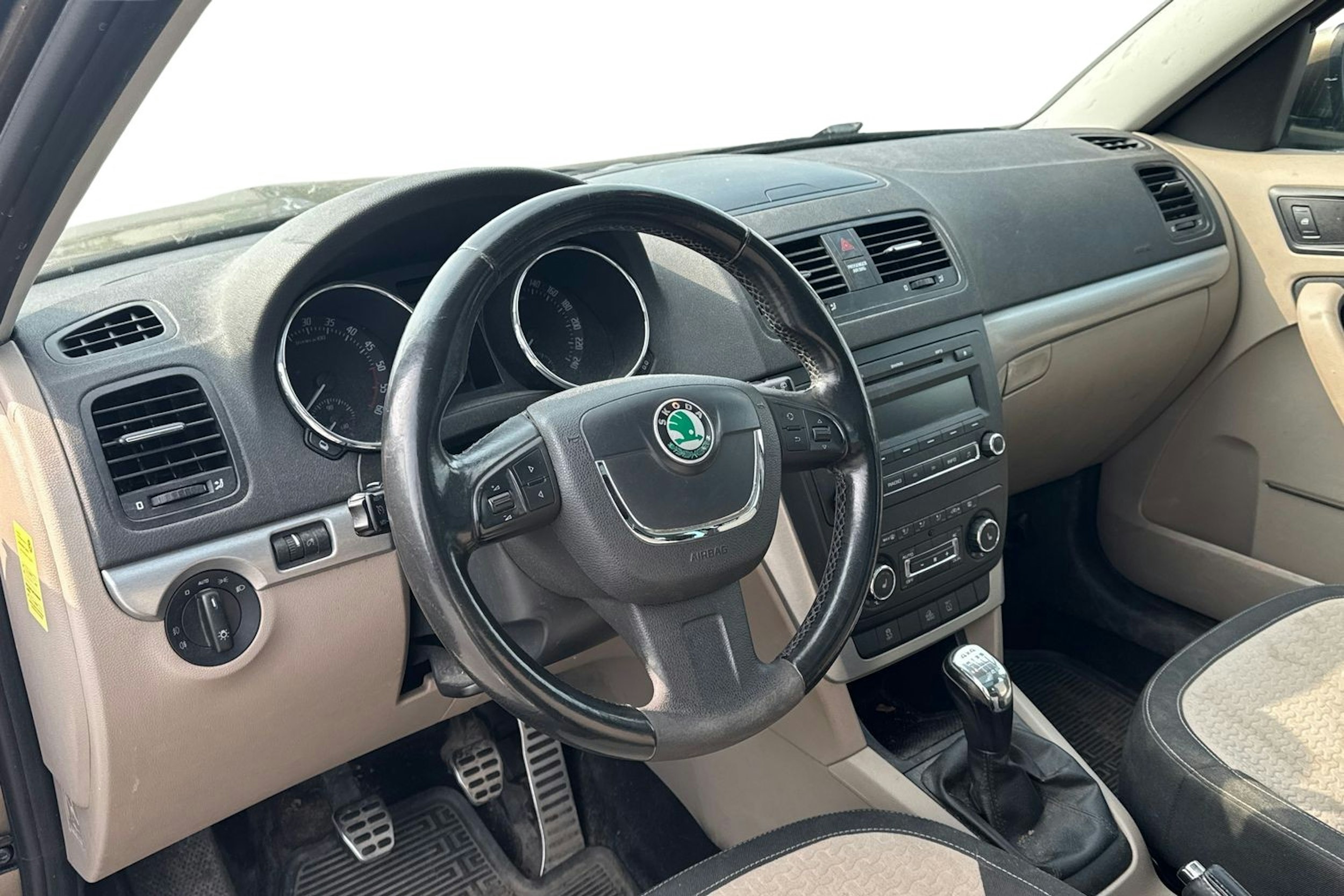 ruskea (beige) Skoda Yeti 2009 kuva 3.