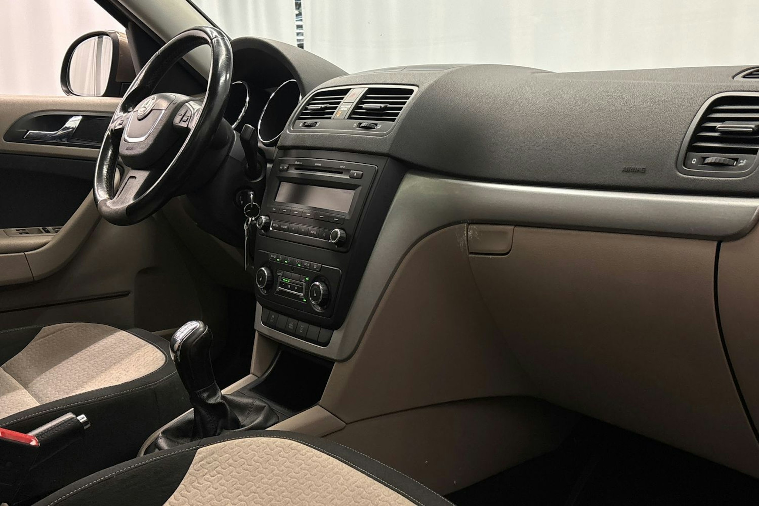 ruskea (beige) Skoda Yeti 2009 kuva 14.