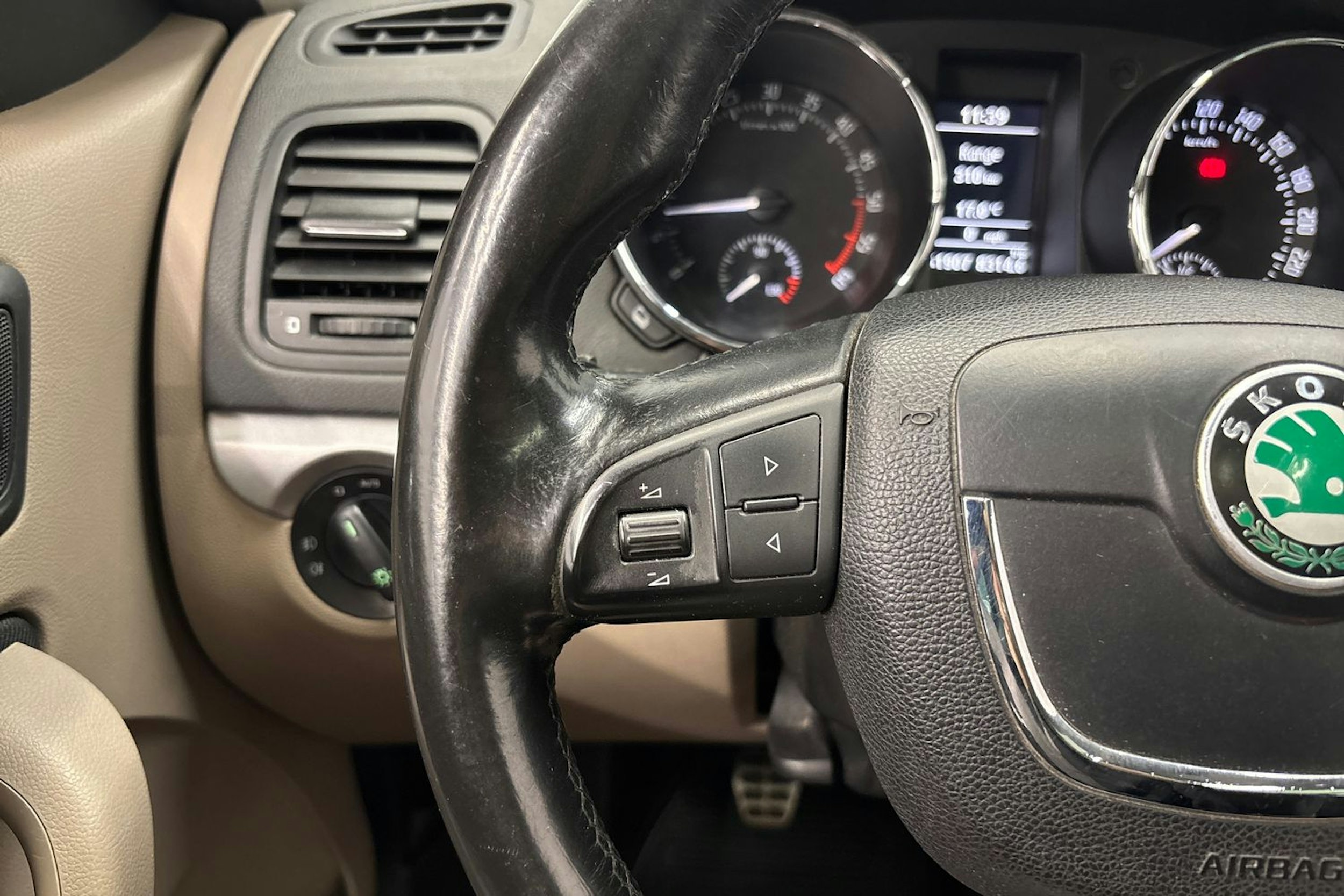 ruskea (beige) Skoda Yeti 2009 kuva 20.