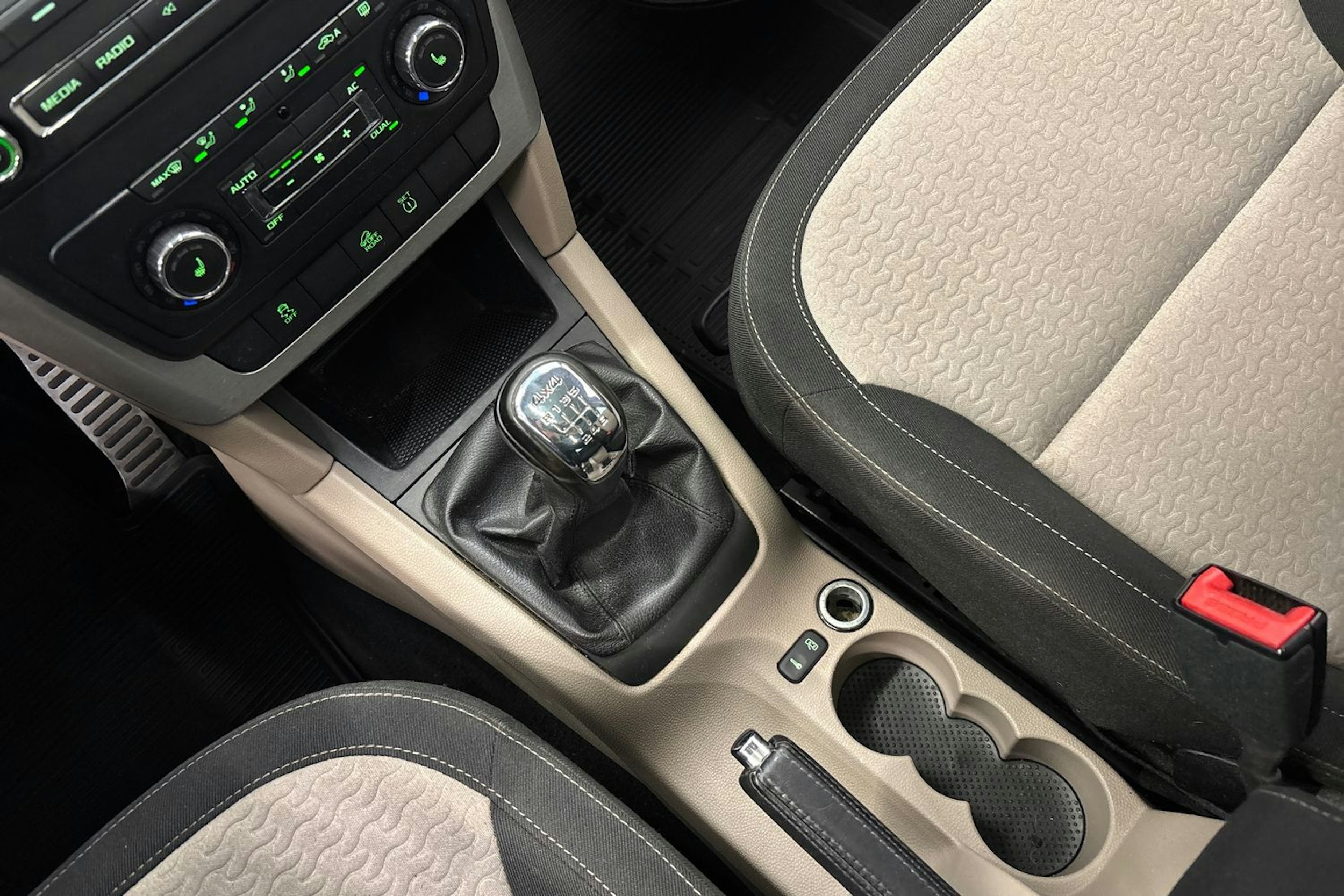 ruskea (beige) Skoda Yeti 2009 kuva 26.