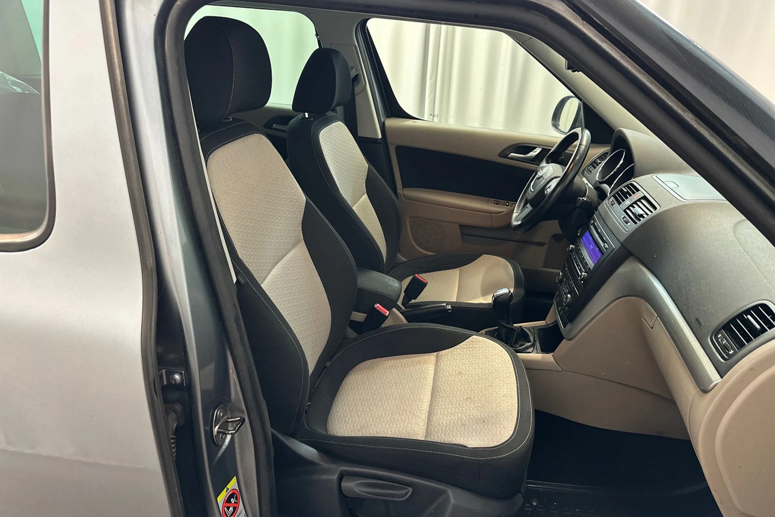 harmaa Skoda Yeti 2010 kuva 12.