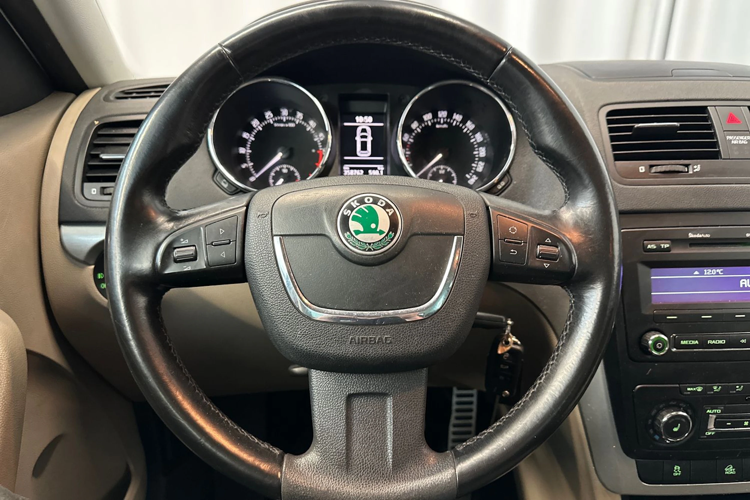 harmaa Skoda Yeti 2010 kuva 14.
