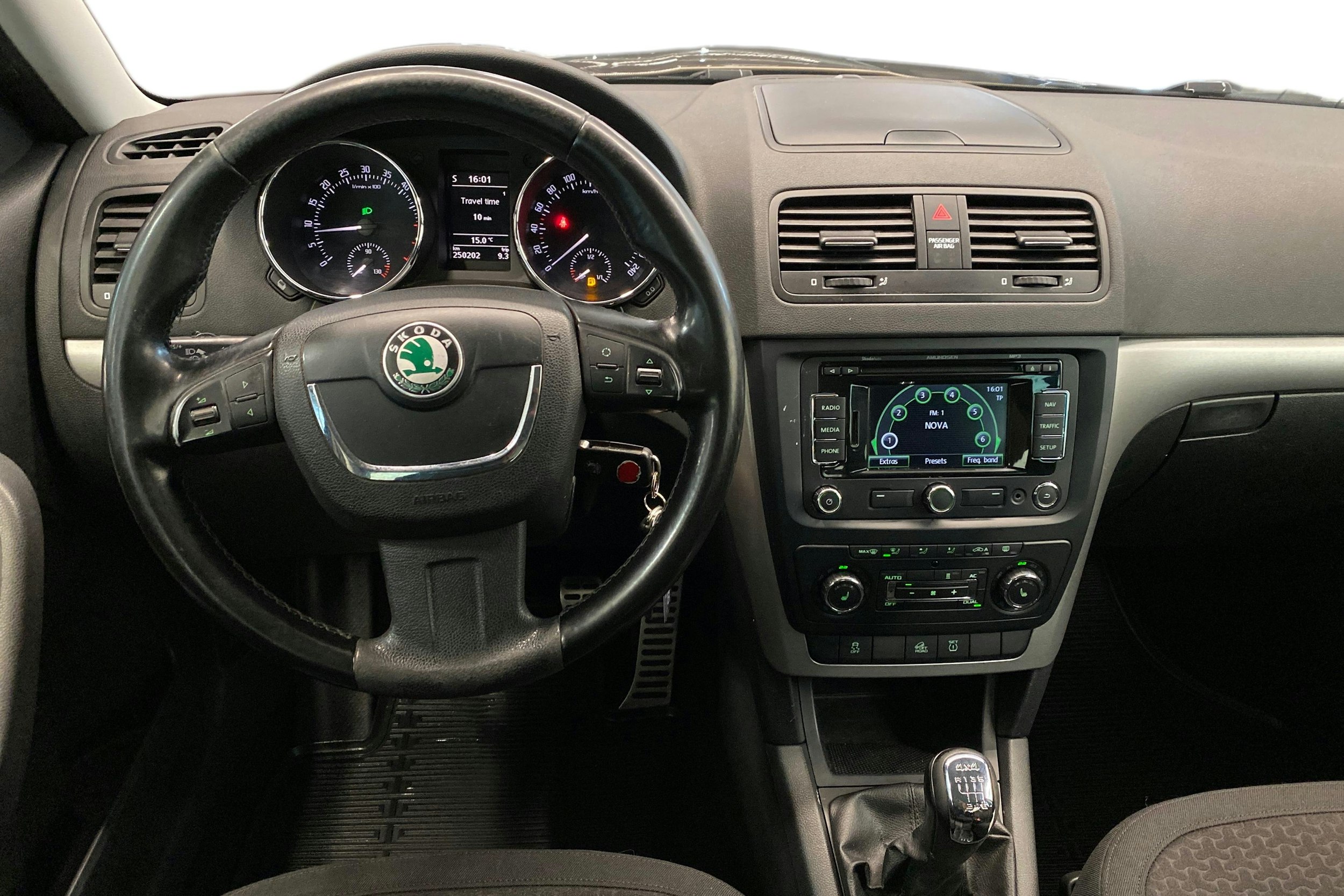 ruskea (beige) Skoda Yeti 2010 kuva 9.