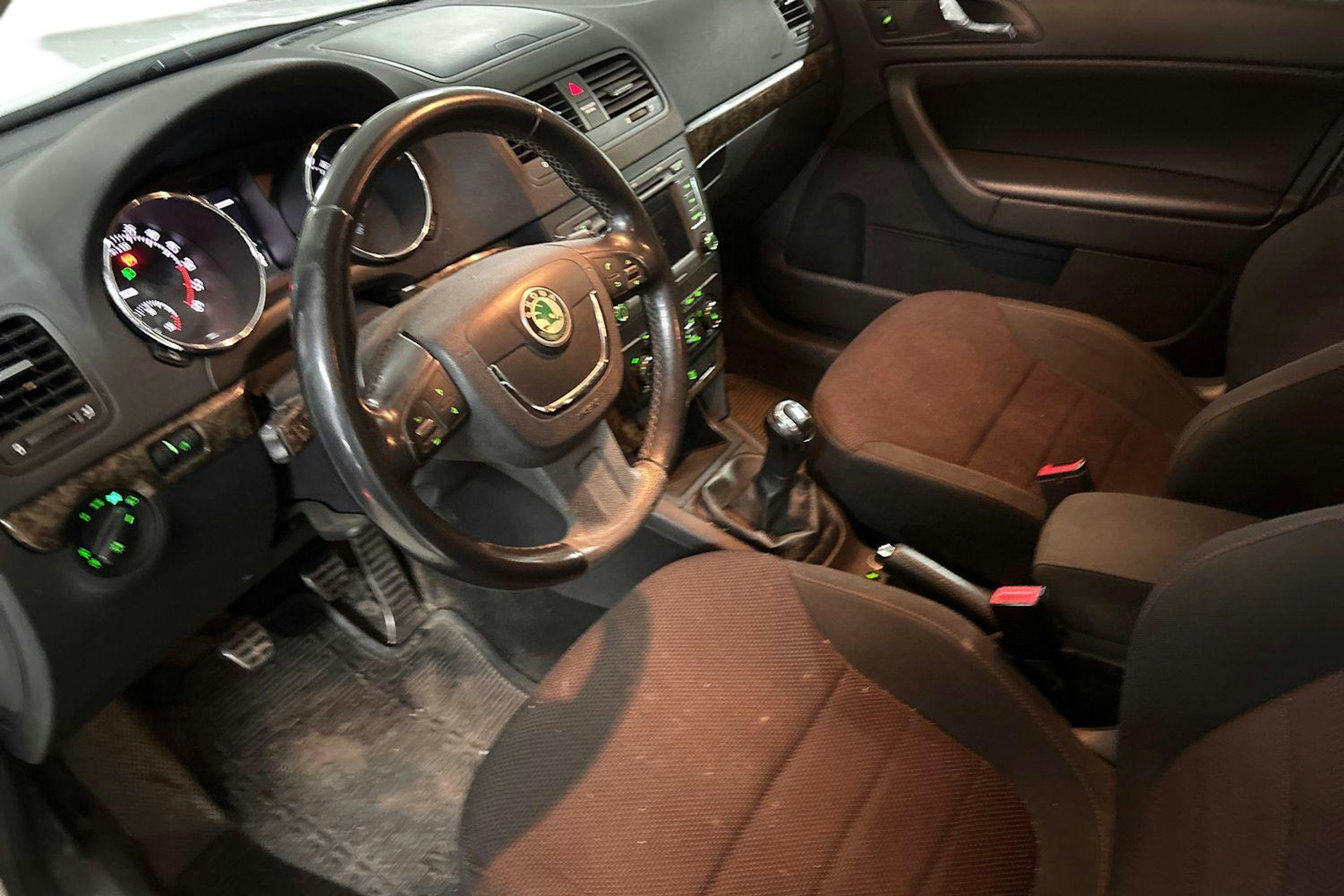 valkoinen Skoda Yeti 2011 kuva 3.