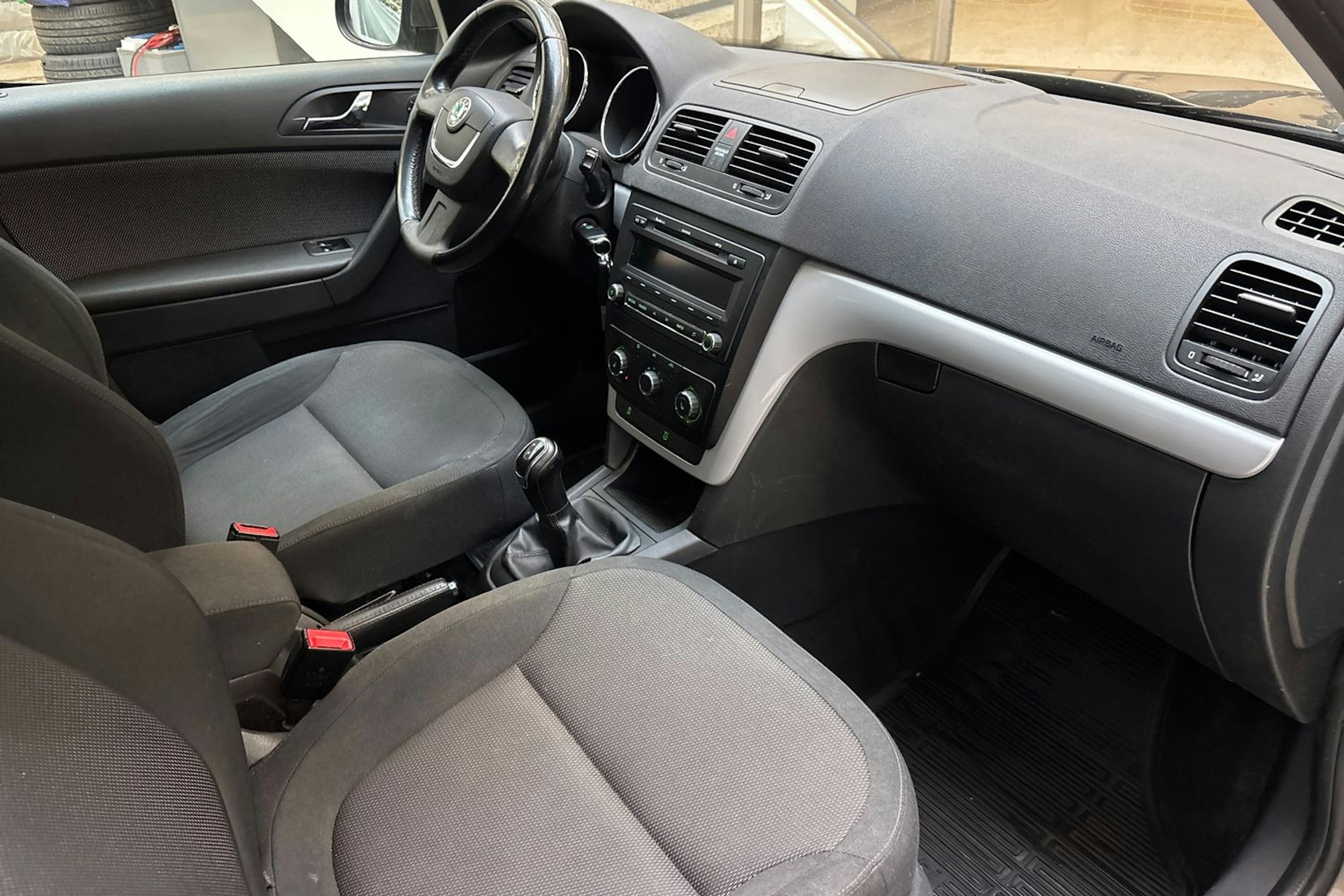 ruskea (beige) Skoda Yeti 2012 kuva 17.