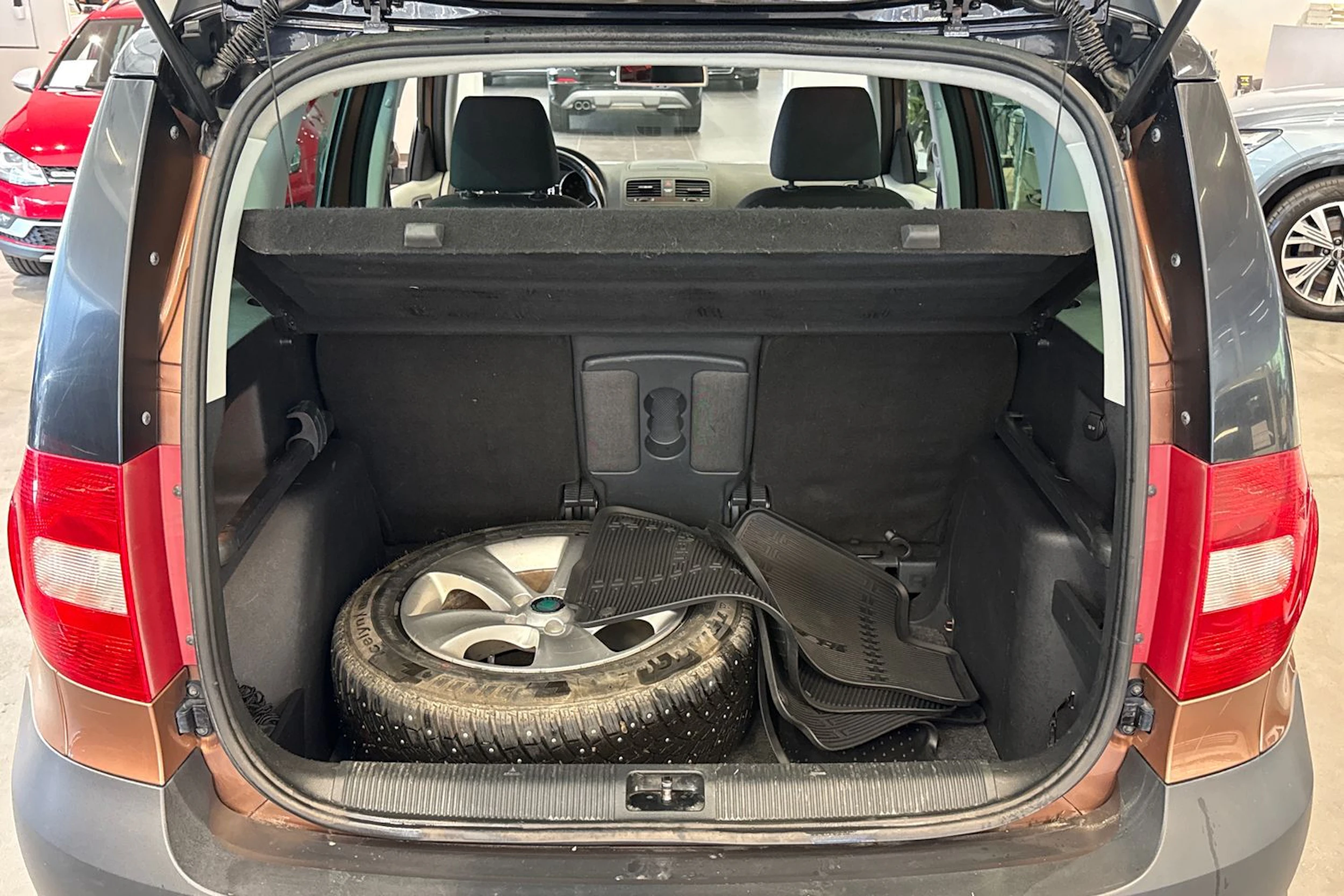 Oranssi Skoda Yeti 2012 kuva 10.