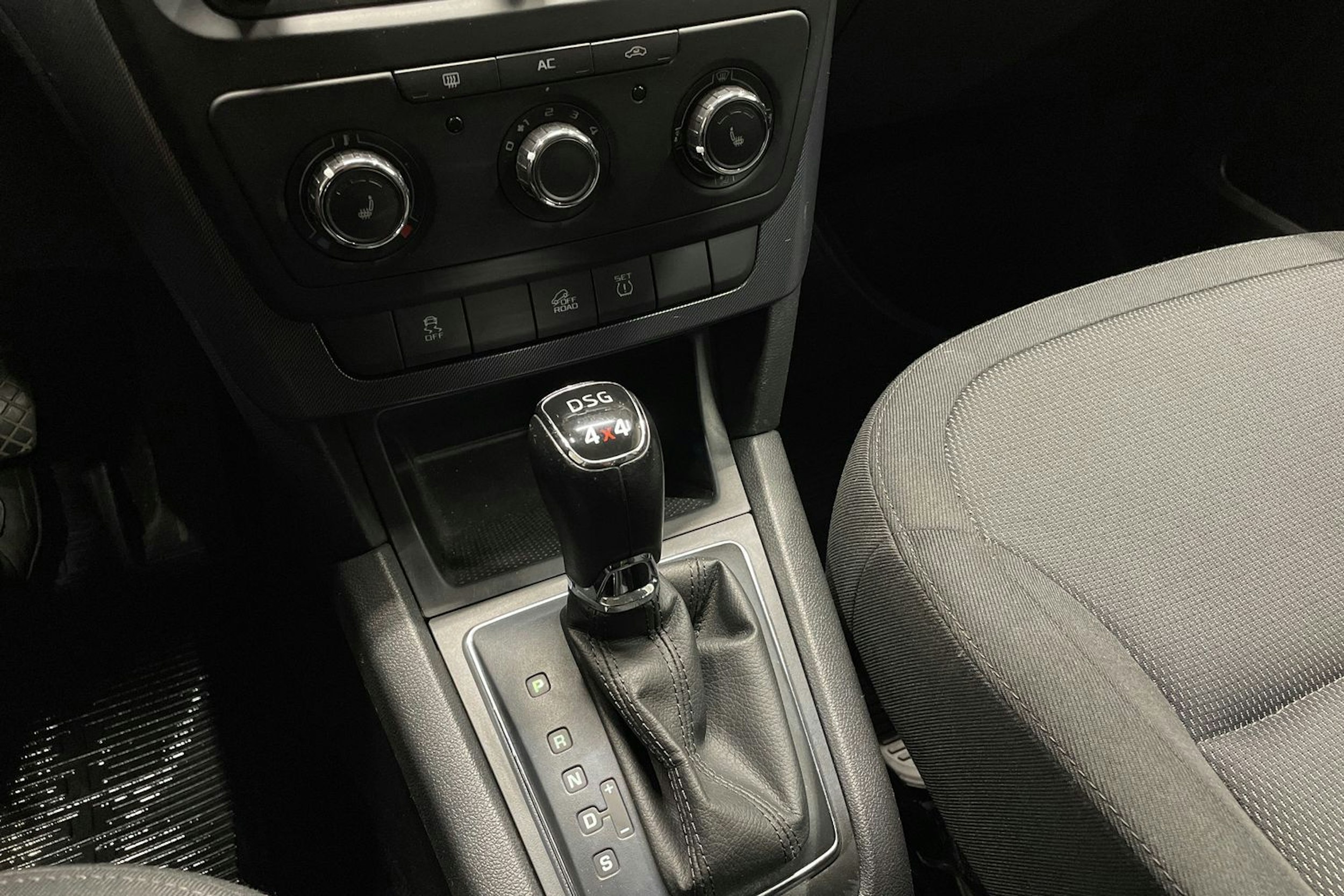 ruskea (beige) Skoda Yeti 2013 kuva 18.