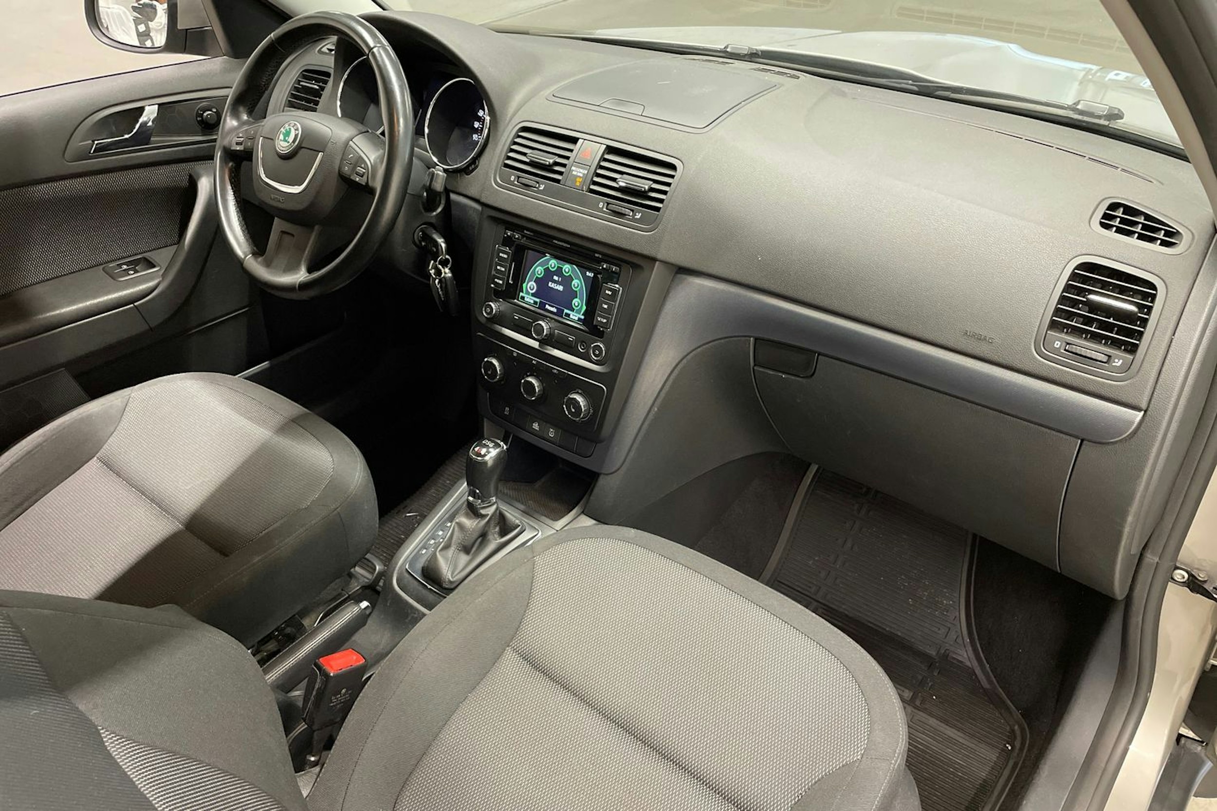 ruskea (beige) Skoda Yeti 2013 kuva 25.