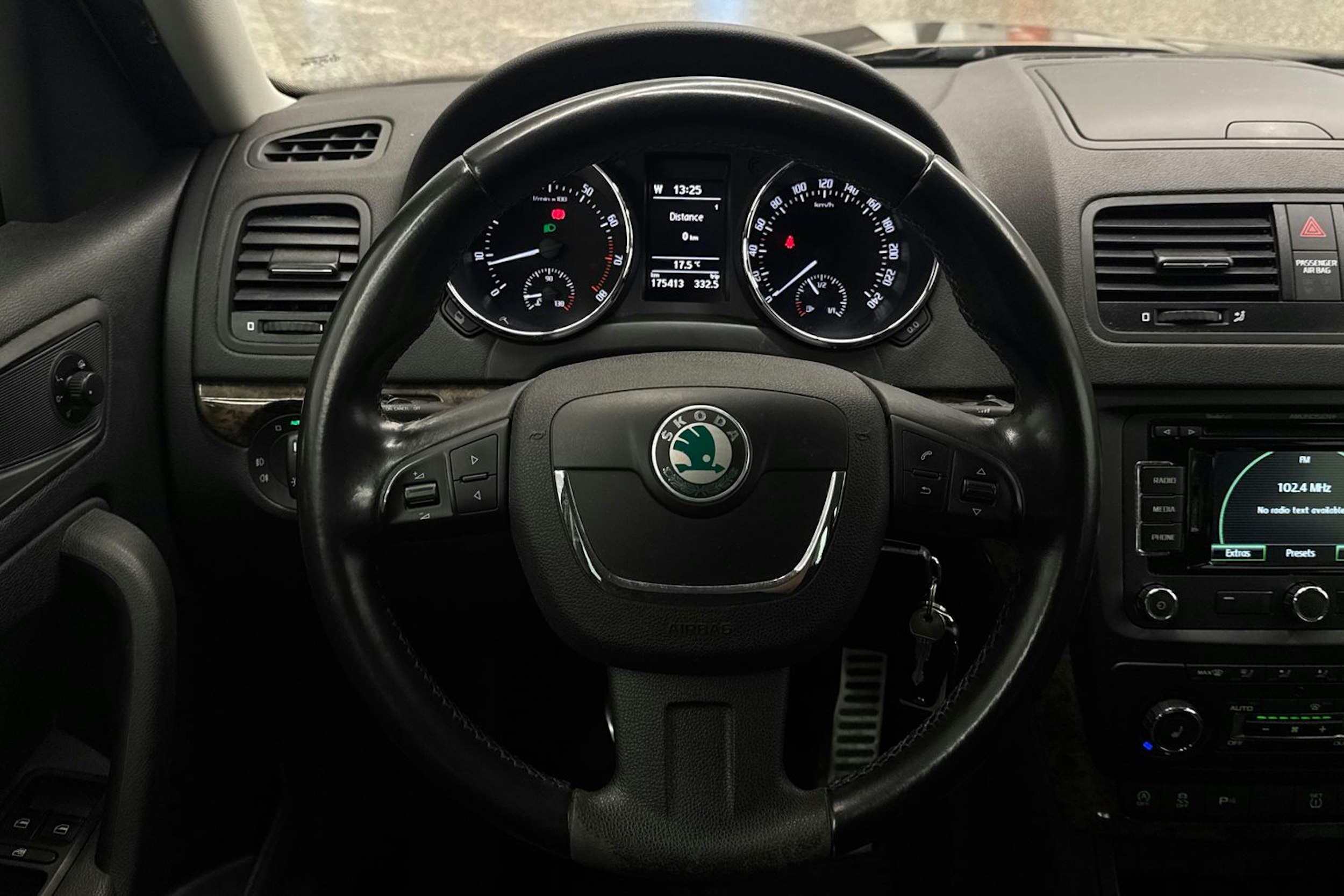 ruskea (beige) Skoda Yeti 2013 kuva 14.