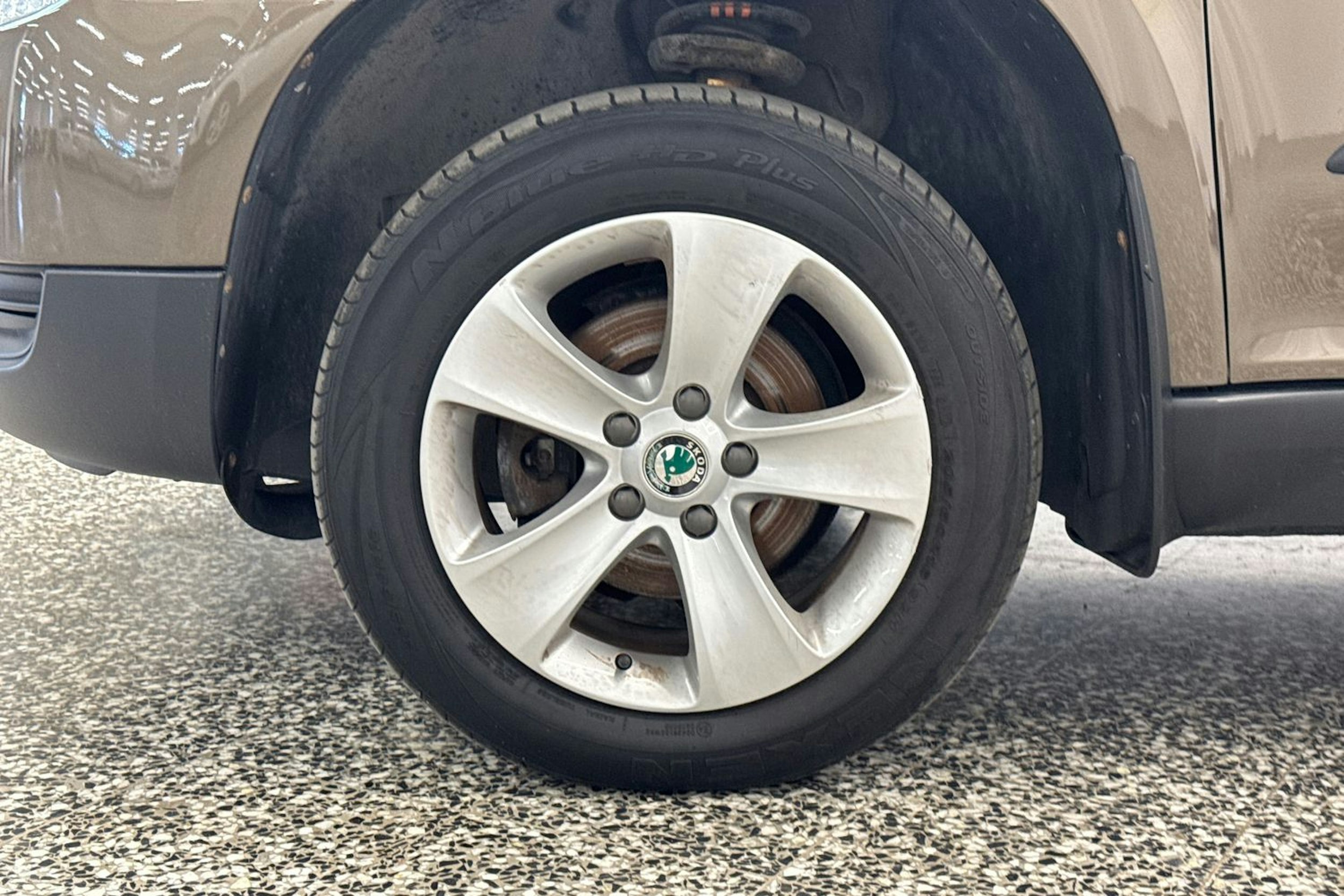 ruskea (beige) Skoda Yeti 2013 kuva 33.