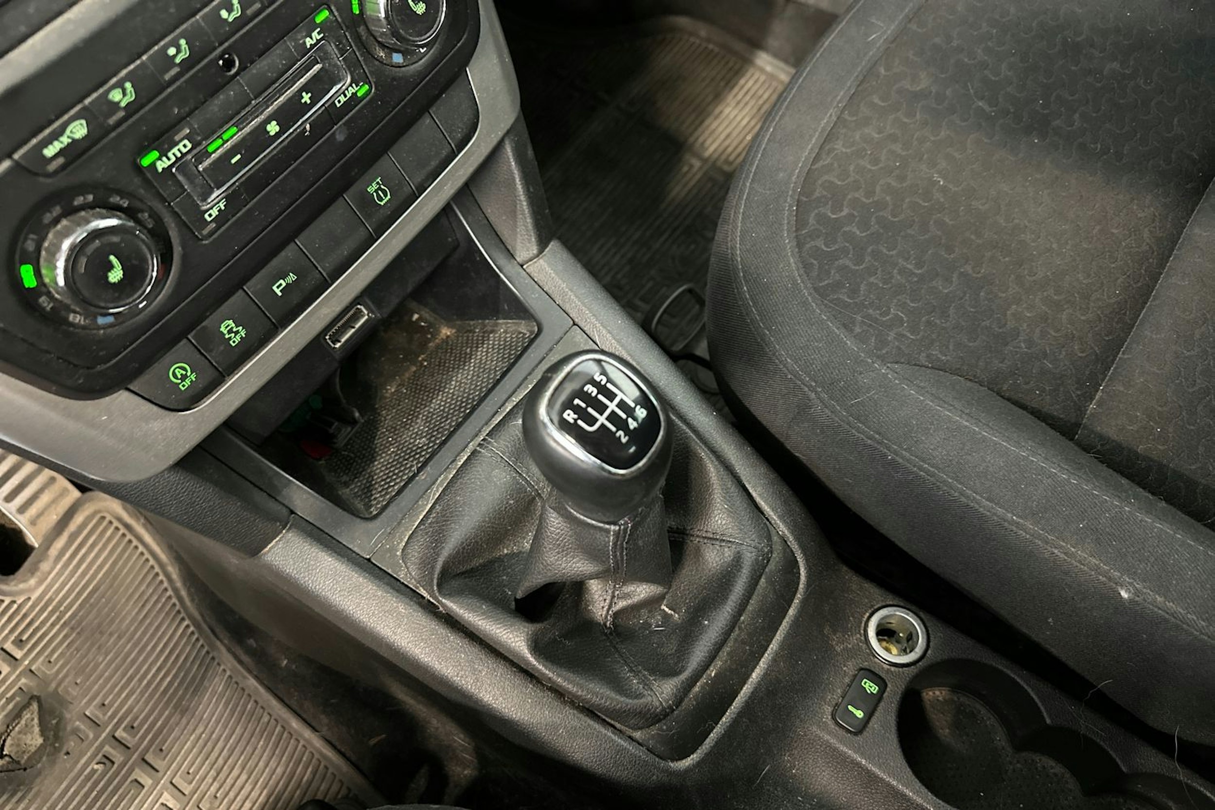 Valkoinen Skoda Yeti 2013 kuva 20.