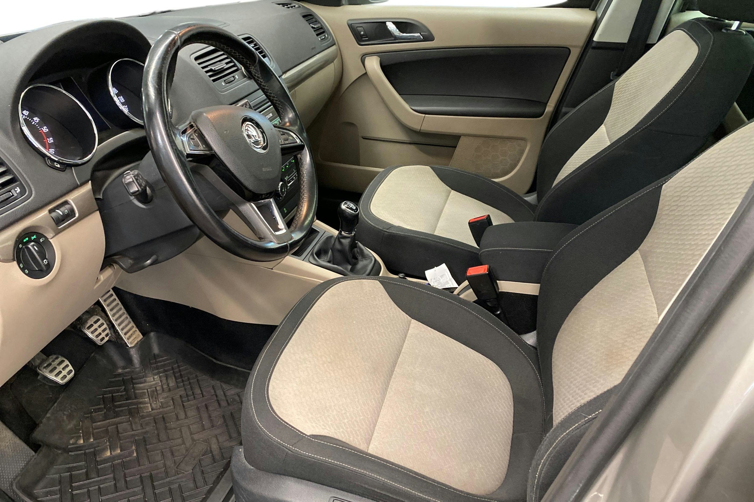 ruskea (beige) Skoda Yeti 2014 kuva 7.