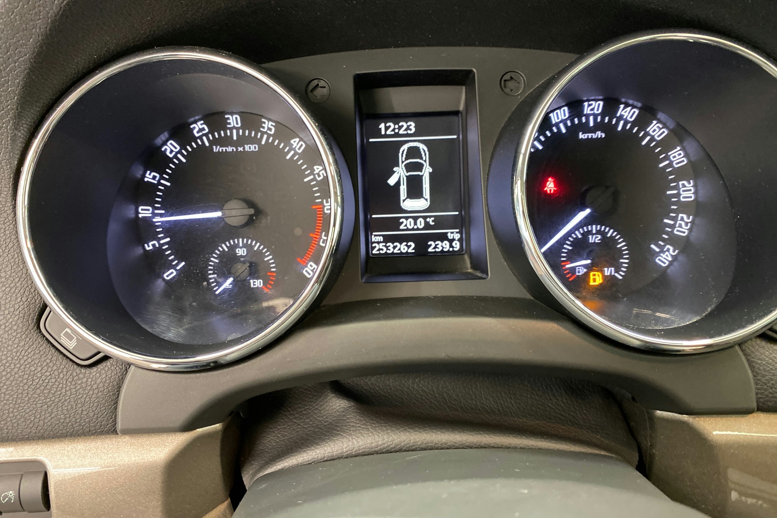 ruskea (beige) Skoda Yeti 2014 kuva 21.