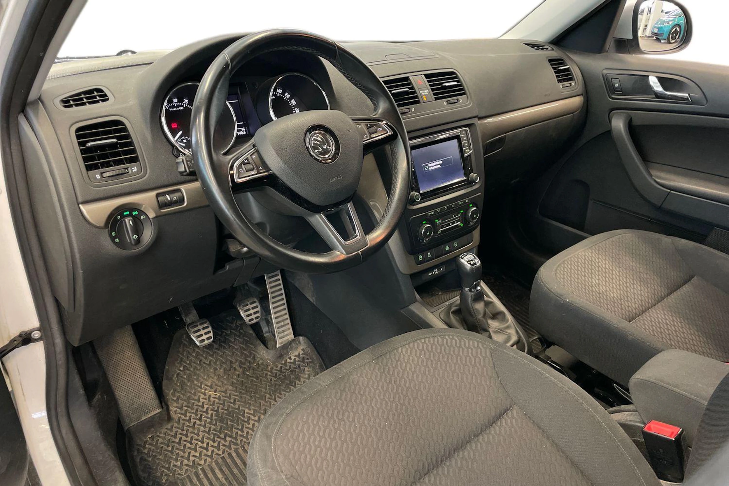 valkoinen Skoda Yeti 2015 kuva 3.