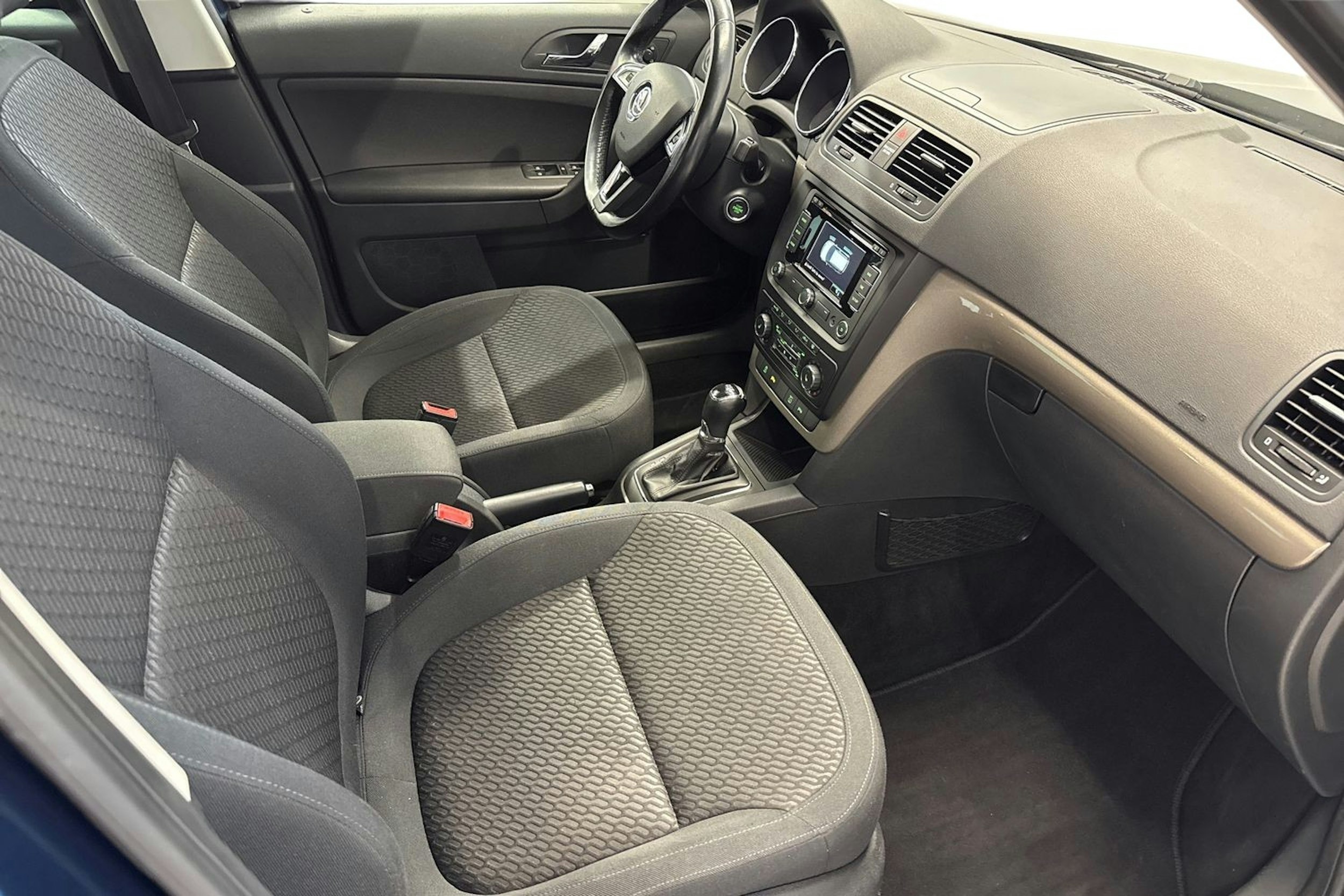 sininen Skoda Yeti 2015 kuva 9.