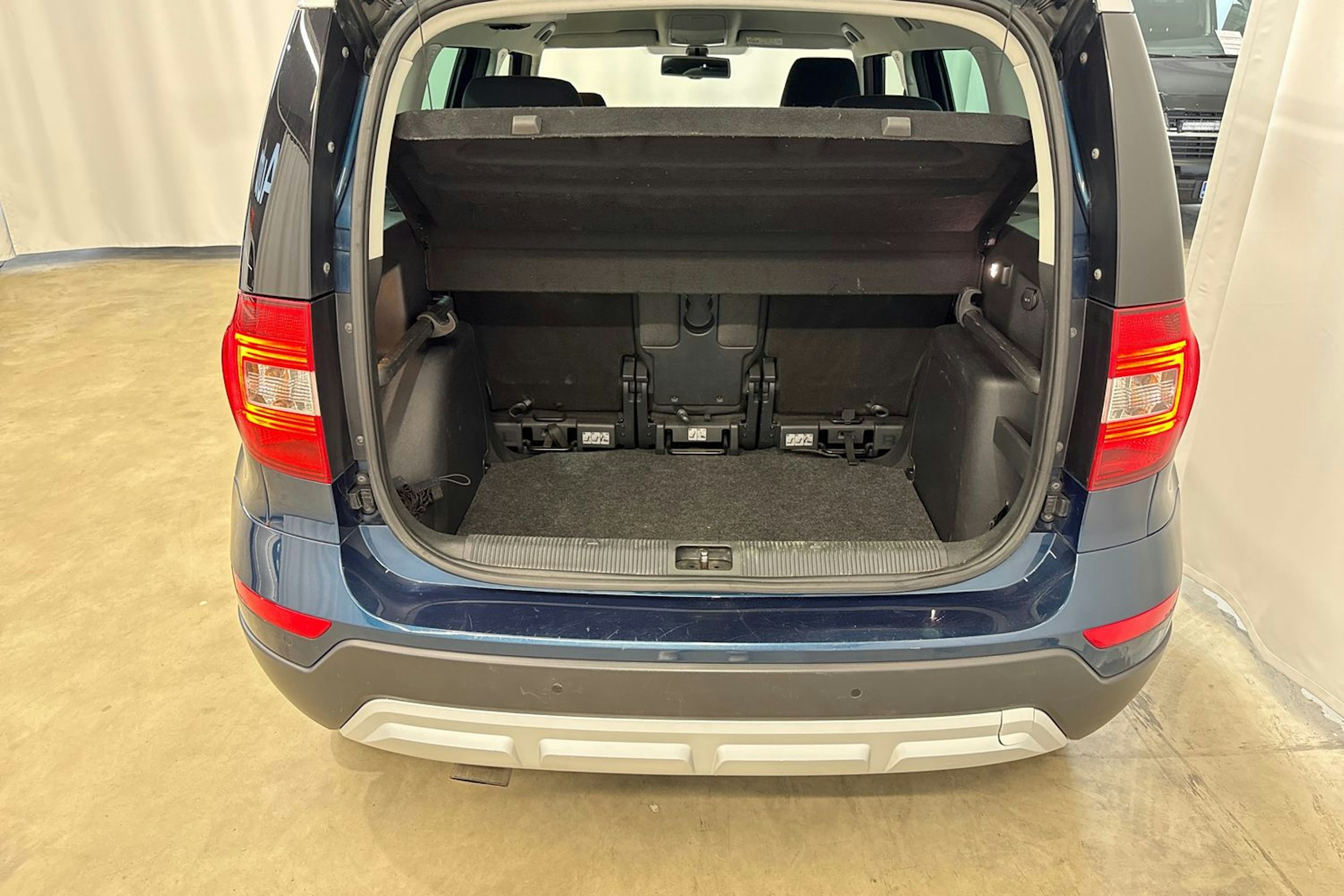 sininen Skoda Yeti 2015 kuva 14.