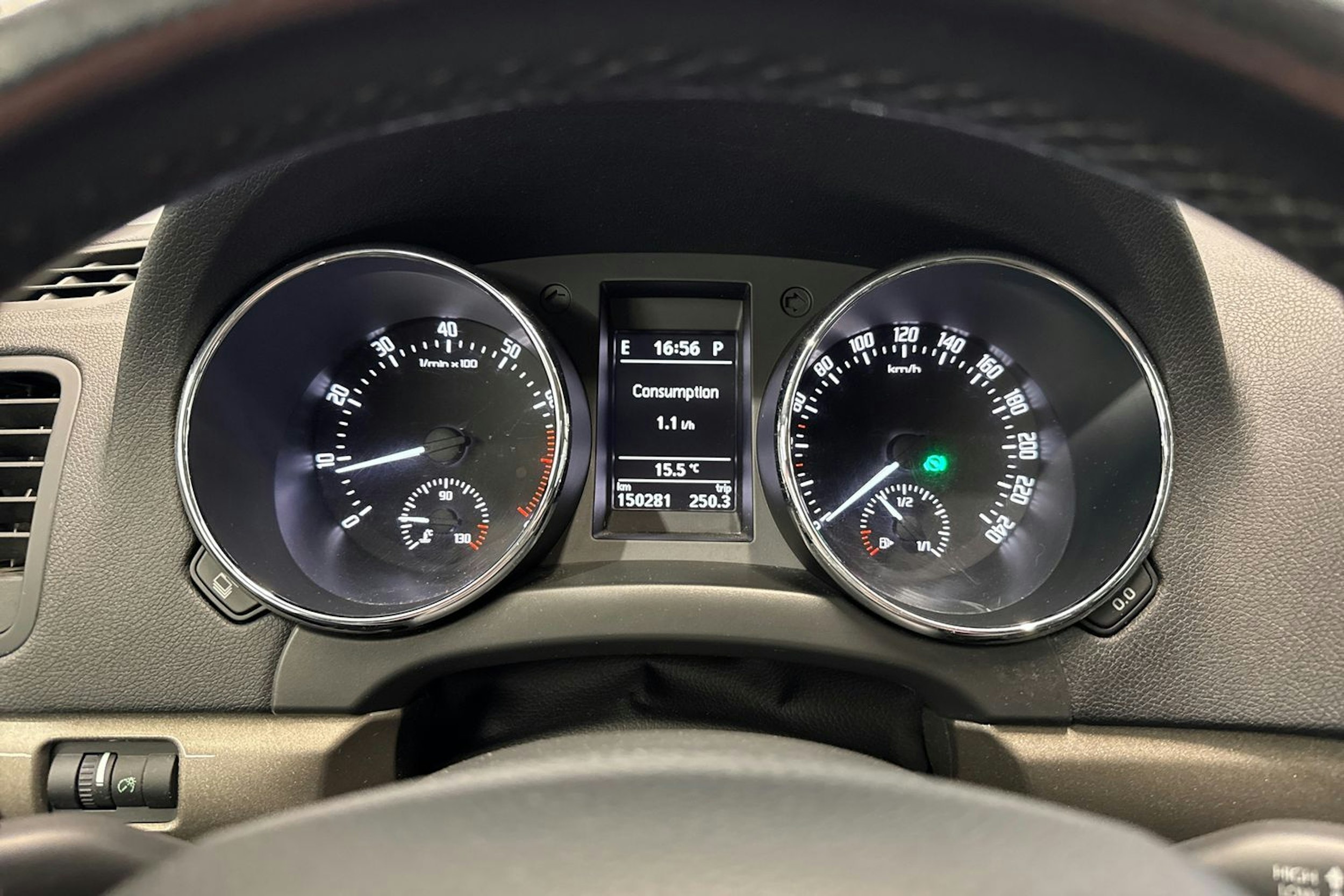 sininen Skoda Yeti 2015 kuva 20.