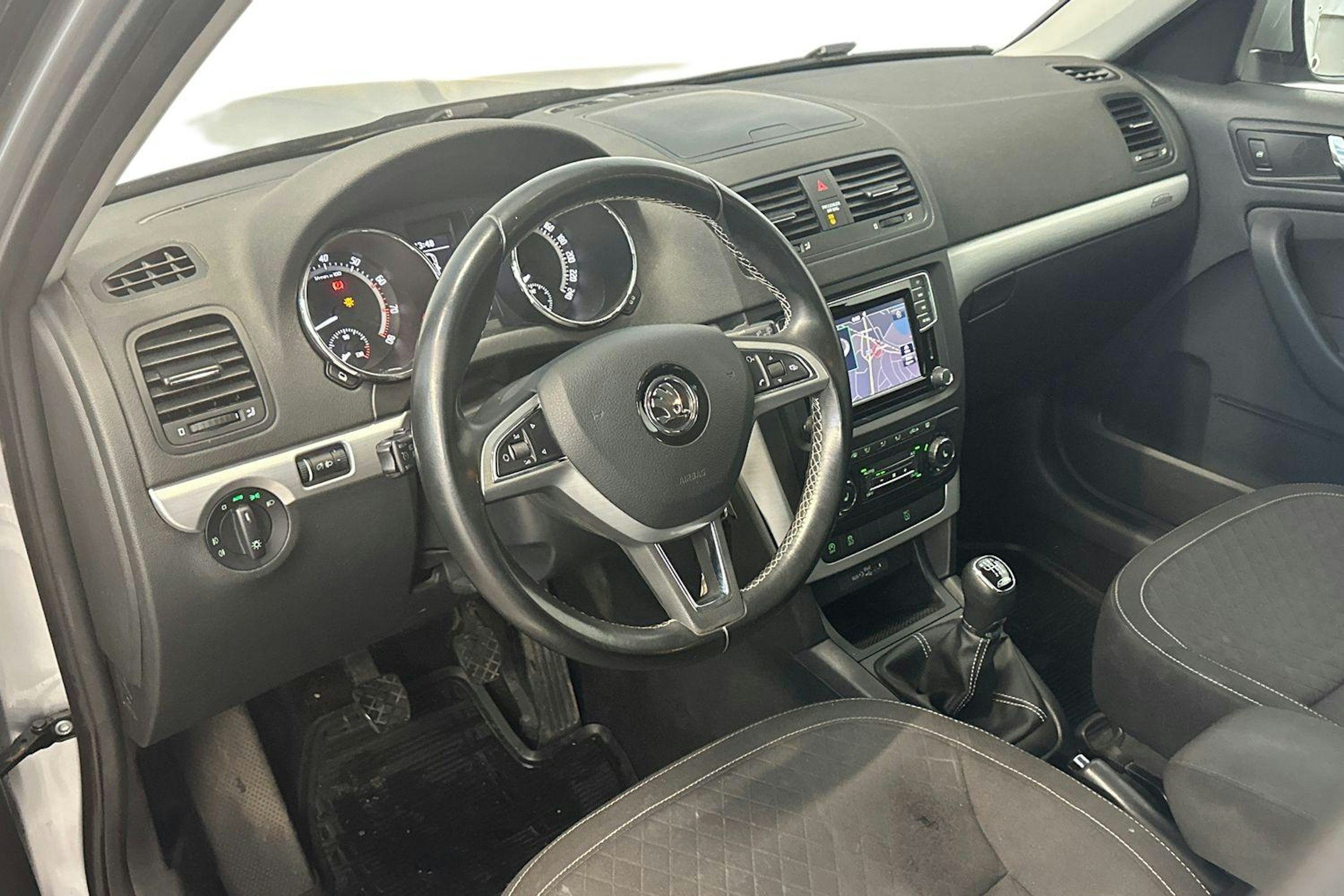 harmaa Skoda Yeti 2016 kuva 7.