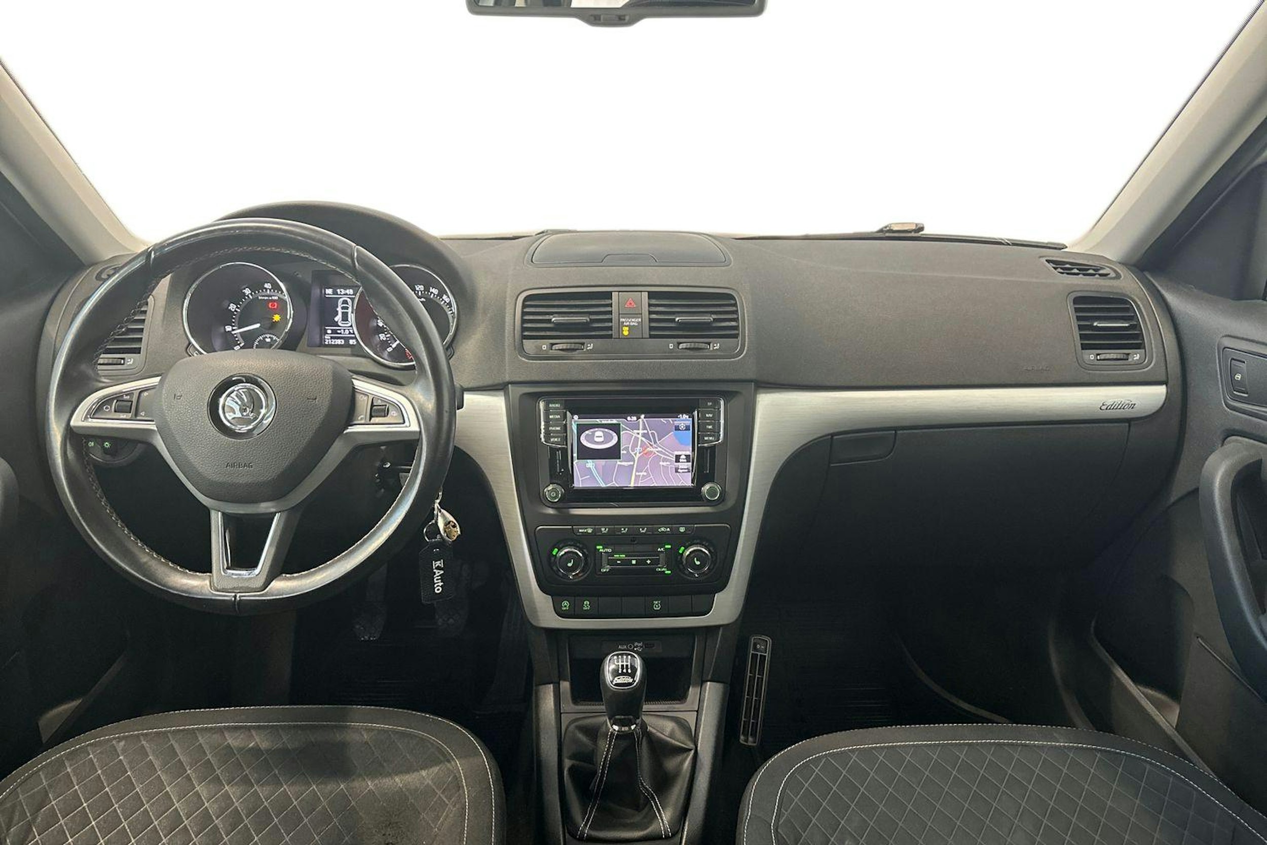harmaa Skoda Yeti 2016 kuva 9.