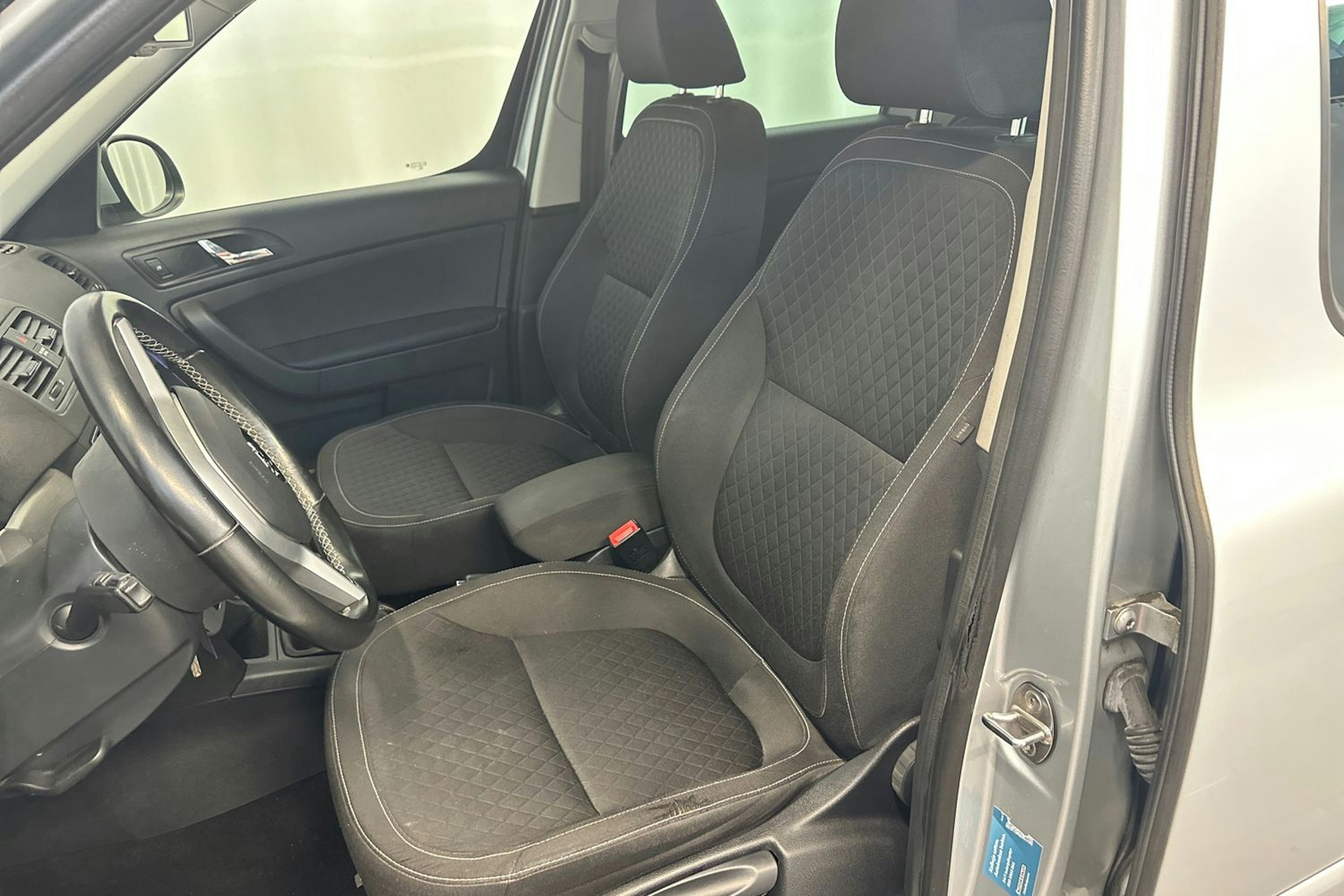 harmaa Skoda Yeti 2016 kuva 16.