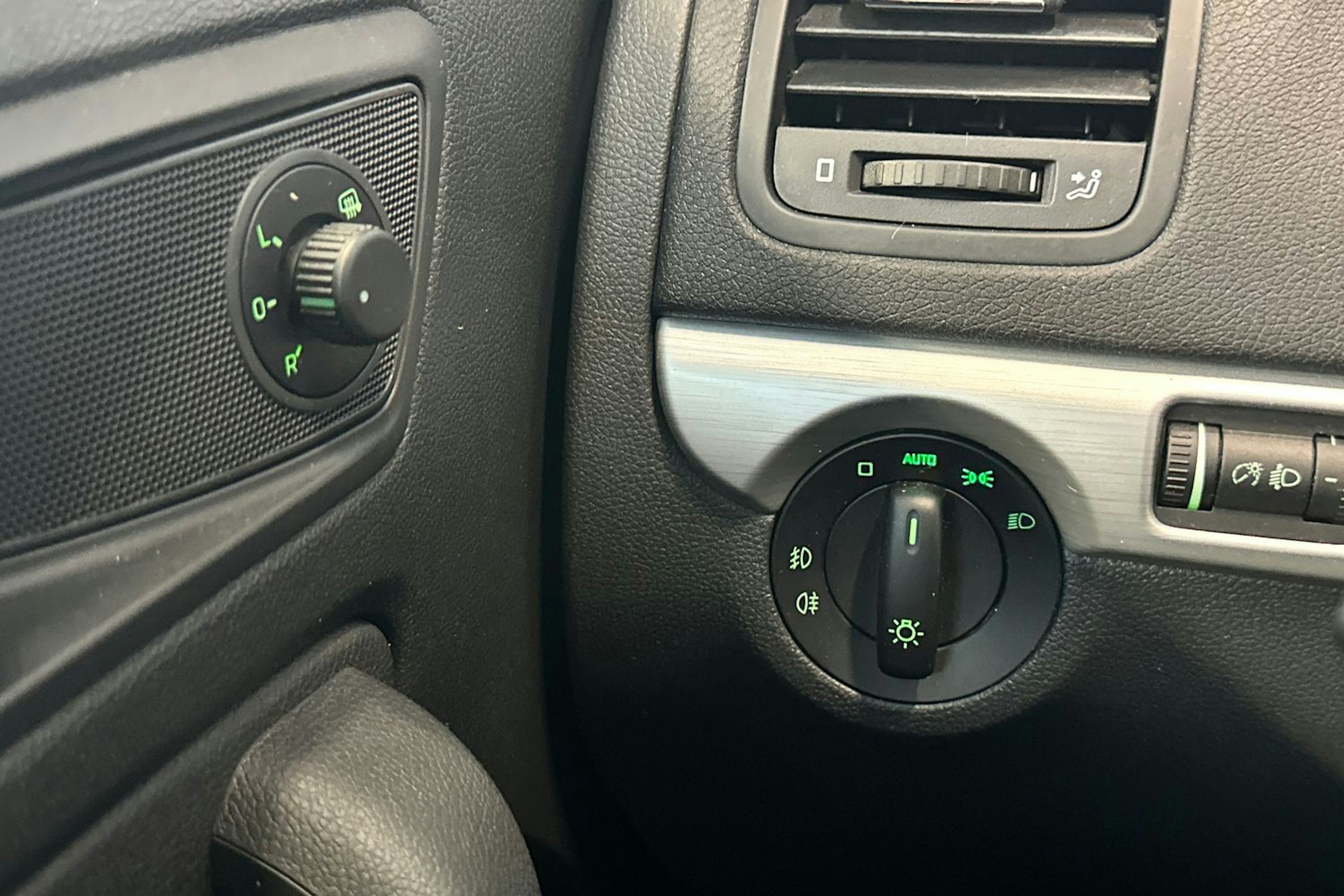 harmaa Skoda Yeti 2016 kuva 18.