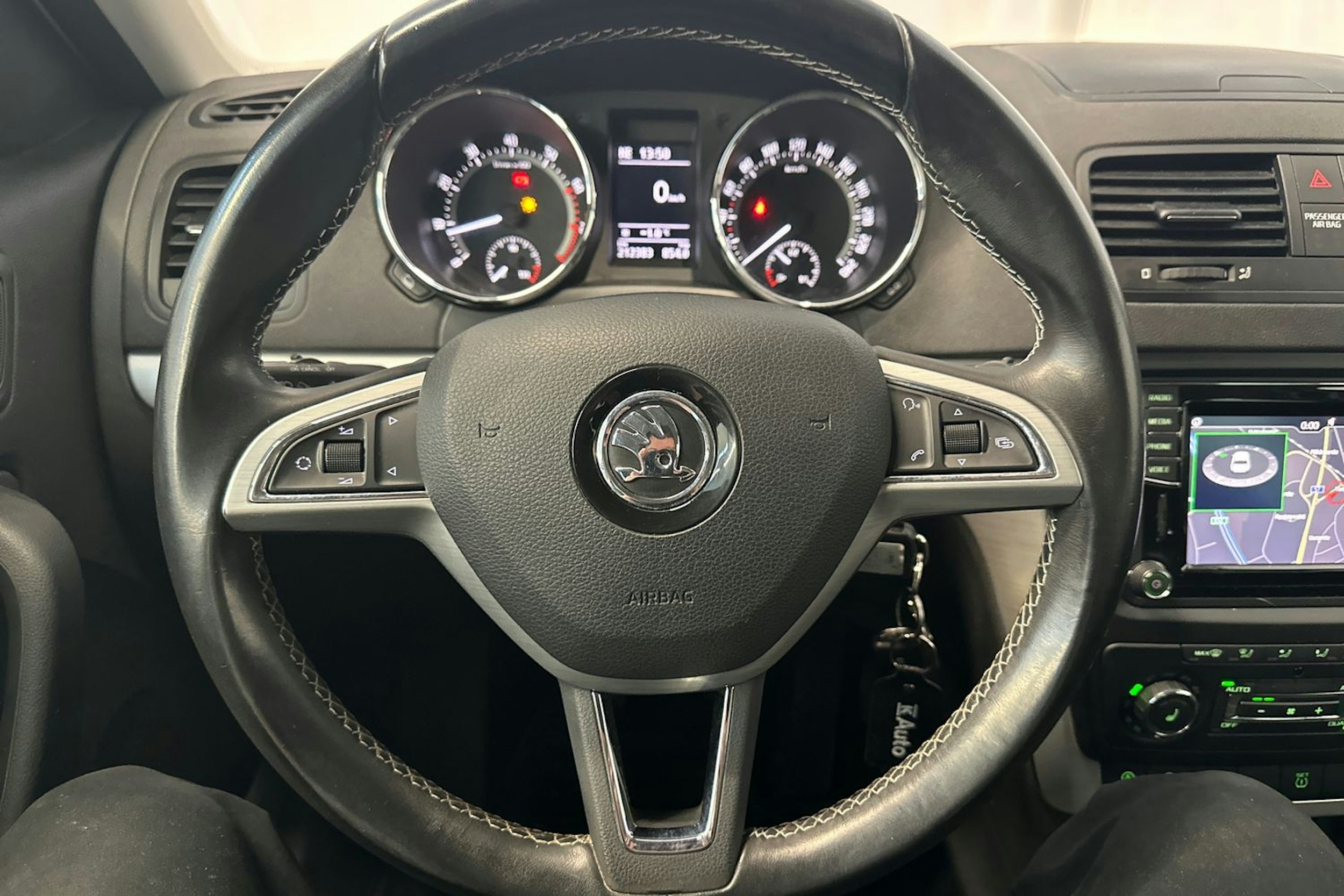 harmaa Skoda Yeti 2016 kuva 19.